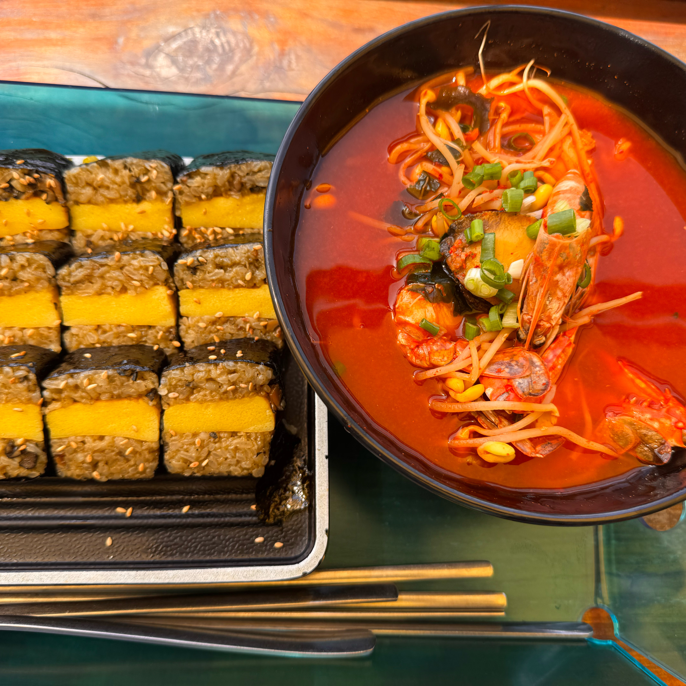 뷰만 좋은 곳. 전복김밥 너무 기대했나봐요. 제 입맛에 너무 달아요. 해물라면은 해물이 이