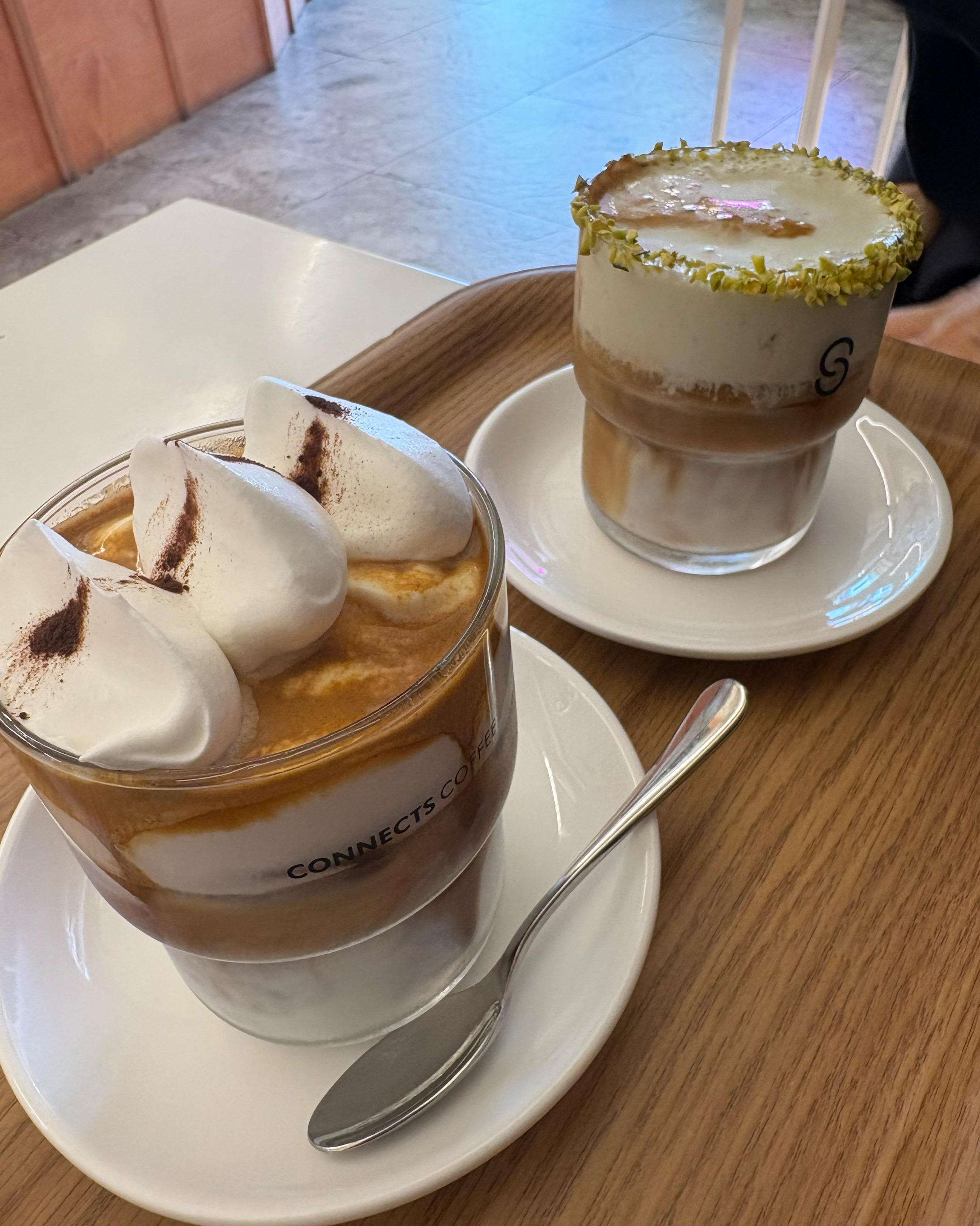 지인 추천으로 커넥츠 커피 와봤는데 너무 맛있네요!! 피스타치오 라떼 느끼해서 별로 안 좋