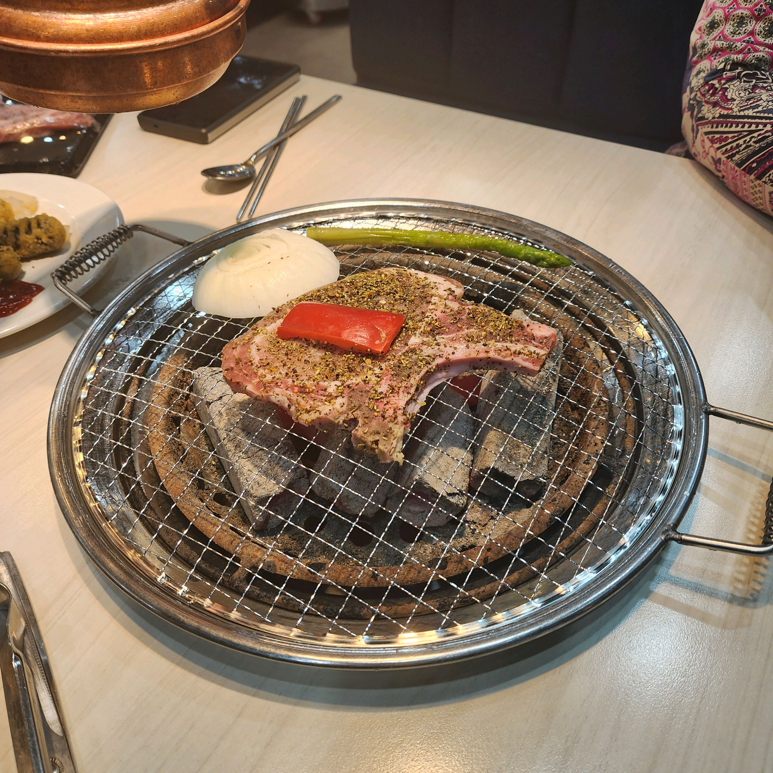 매장이 정말 넓고 고기도 정말 맛있습니다 사이드 메뉴도 정말 많고 직원 분들도 친절해요 시