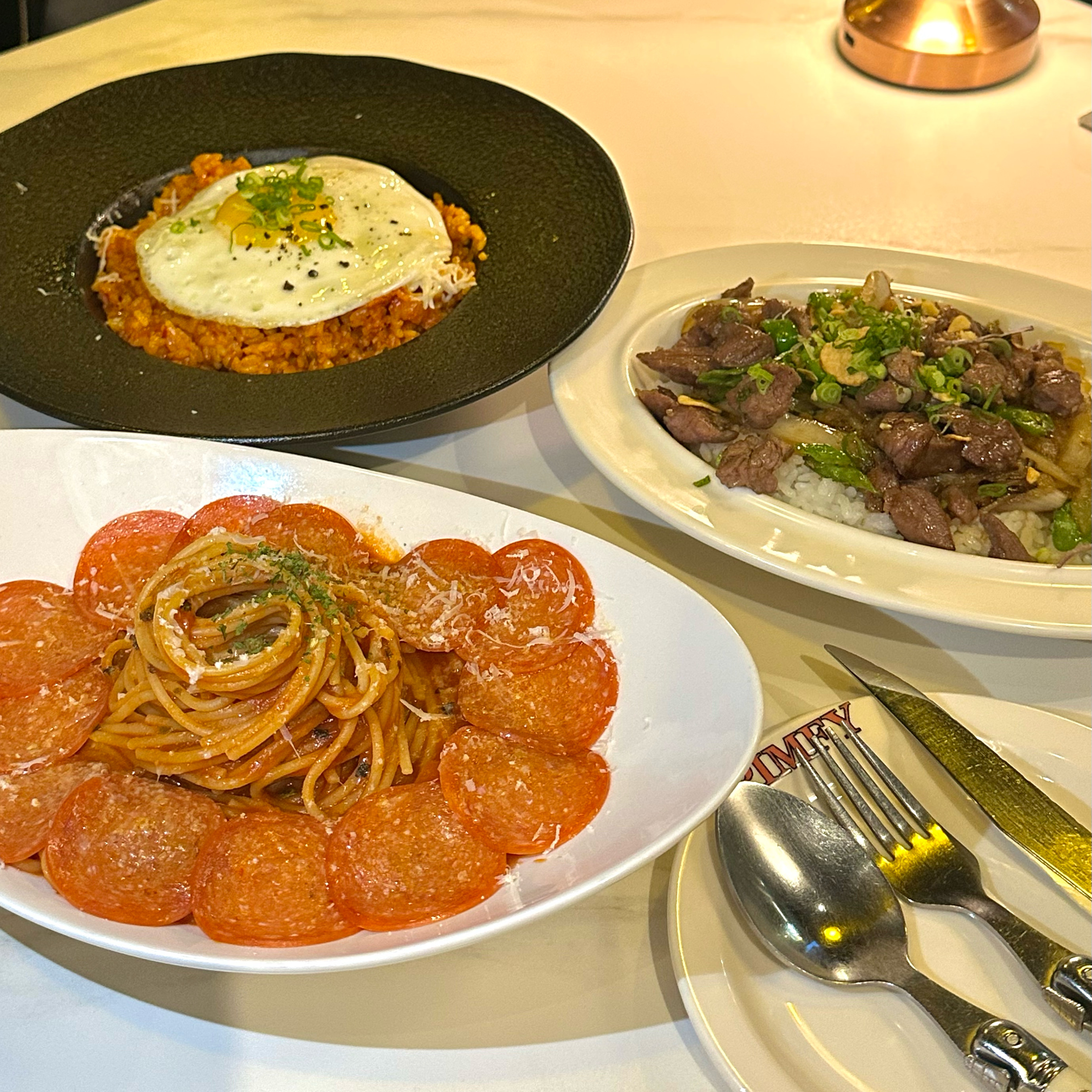 매콤 페퍼로니 토마토 파스타가 진짜 대박이에요. 알싸한 매콤함에 토마토 소스의 깊은 맛이 