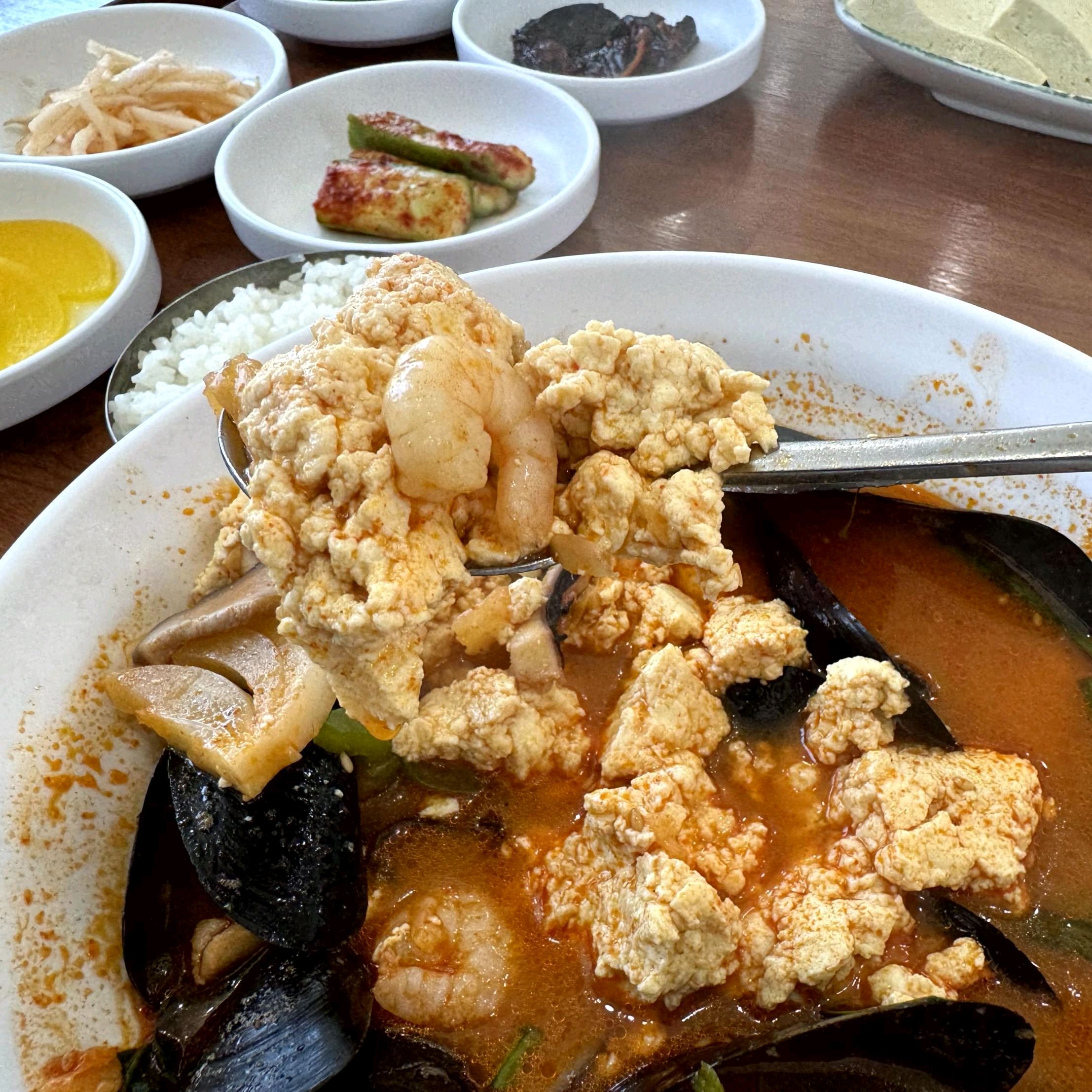 순두부가 정말 부드럽고 국물맛도 진해서 좋았습니다. 짬뽕 순두부 특유의 매콤함이 일품이라