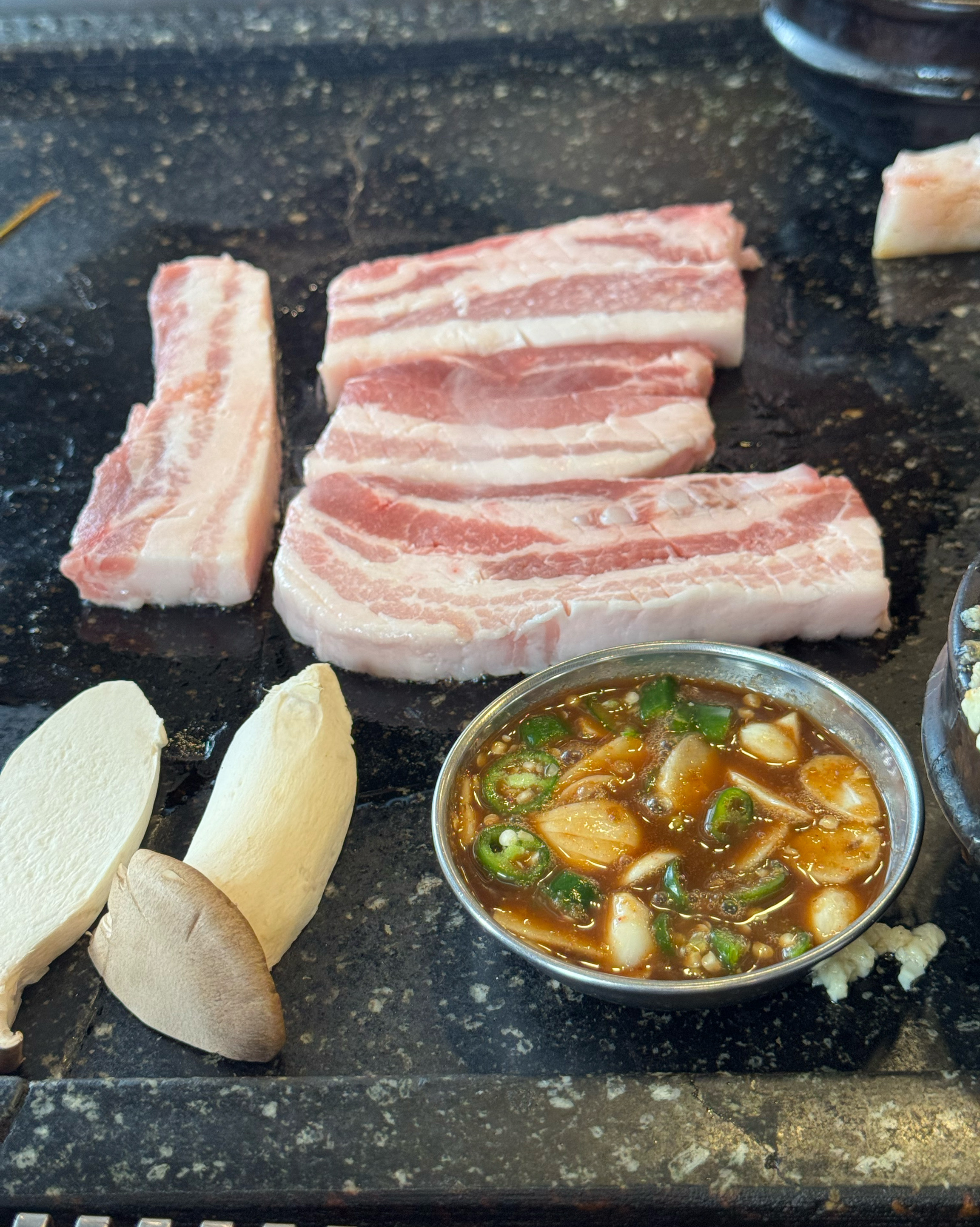 진짜 맛있고 푸짐해요..구워주셔서 편하게먹었어요 - 불당동 맛집 빠박이네돌판삼겹살 불당점