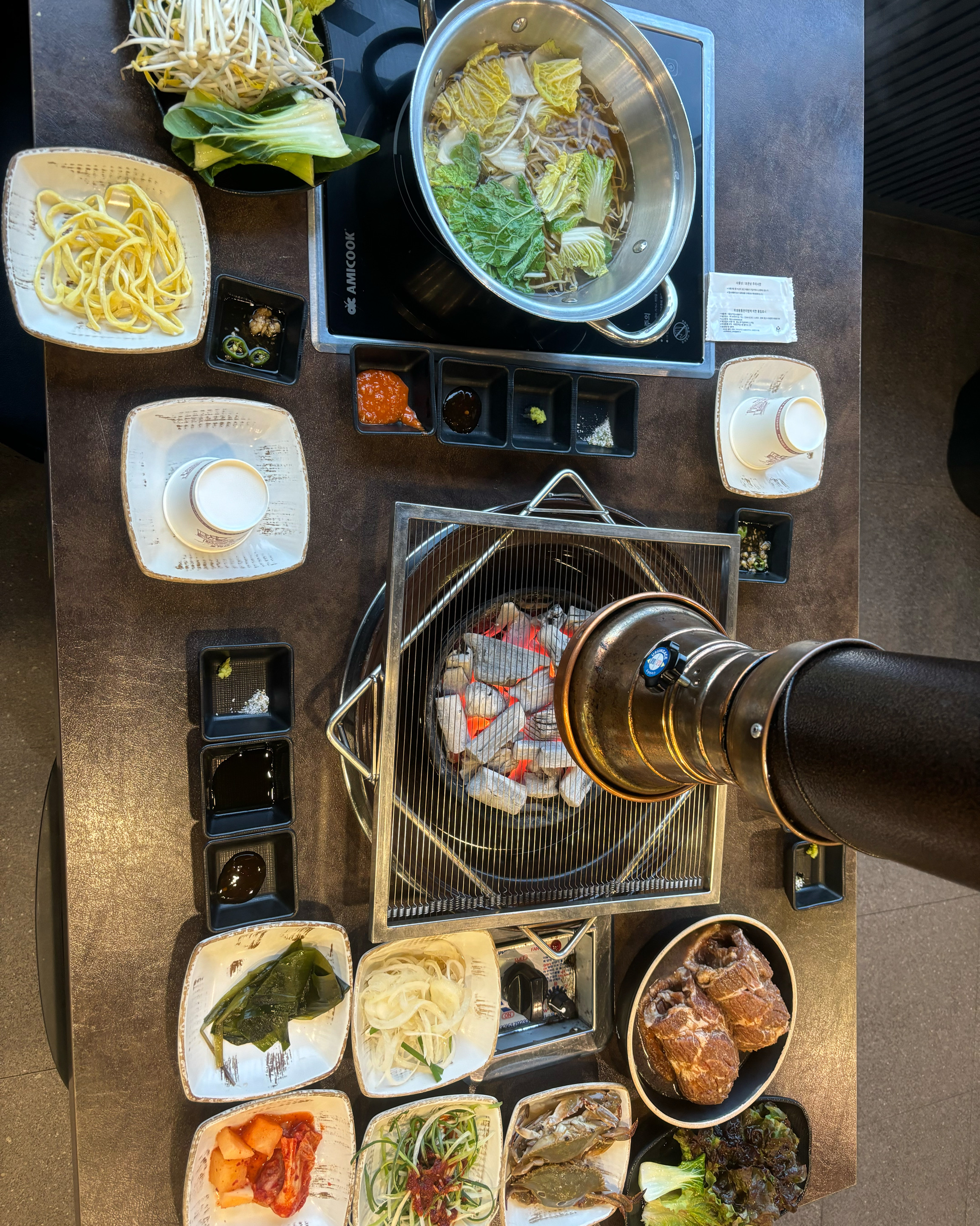 고기 먹으면 샤브샤브 간장게장 쌈채소 무한리필로 즐길수 있어서 가성비 엄청 좋아요!! 돼지
