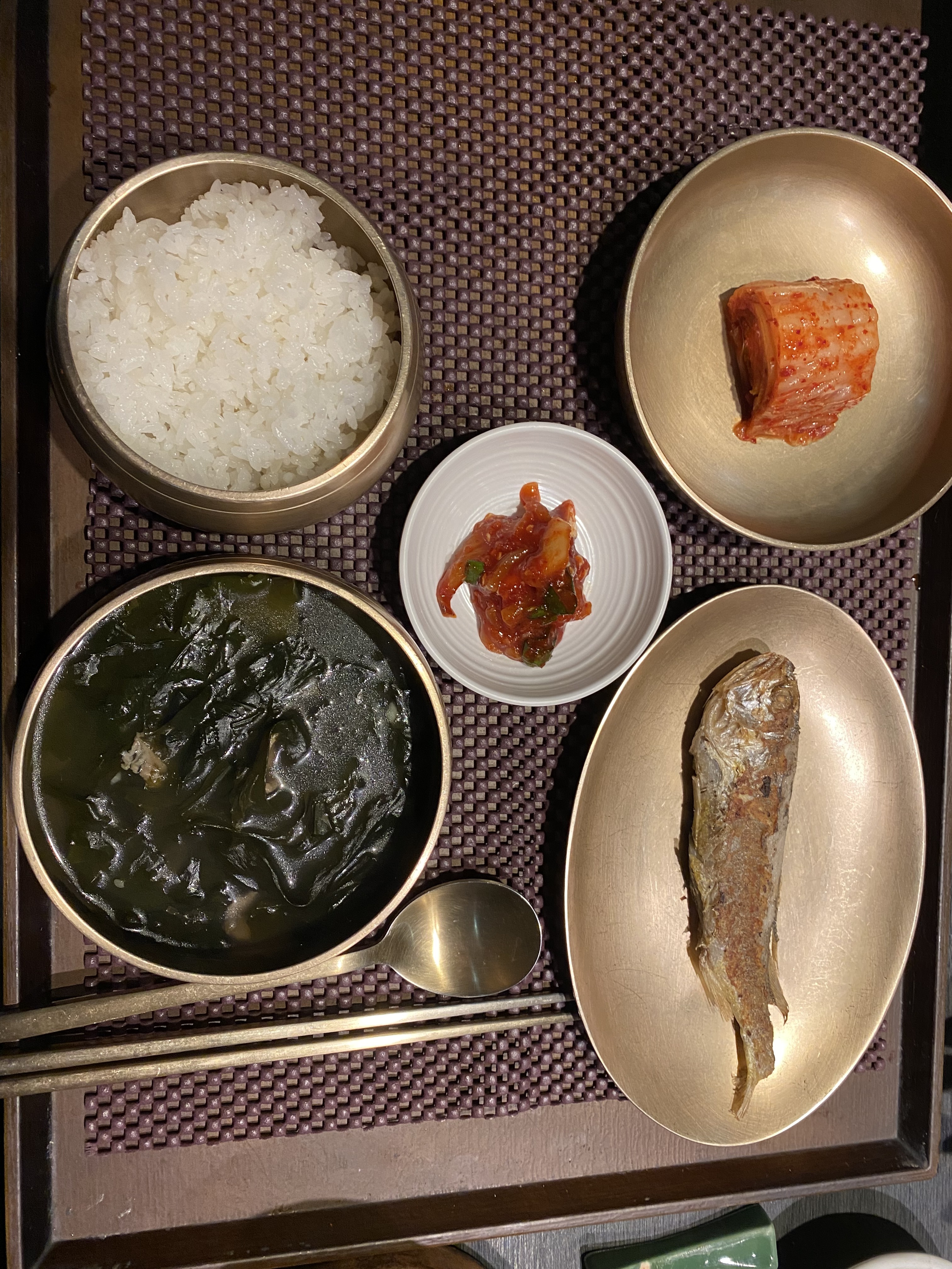 생일날 지인들과 방문했는데 생일이라고 주인공 밥상을 따로 챙겨주시고 이로하 스텝님께서 너무
