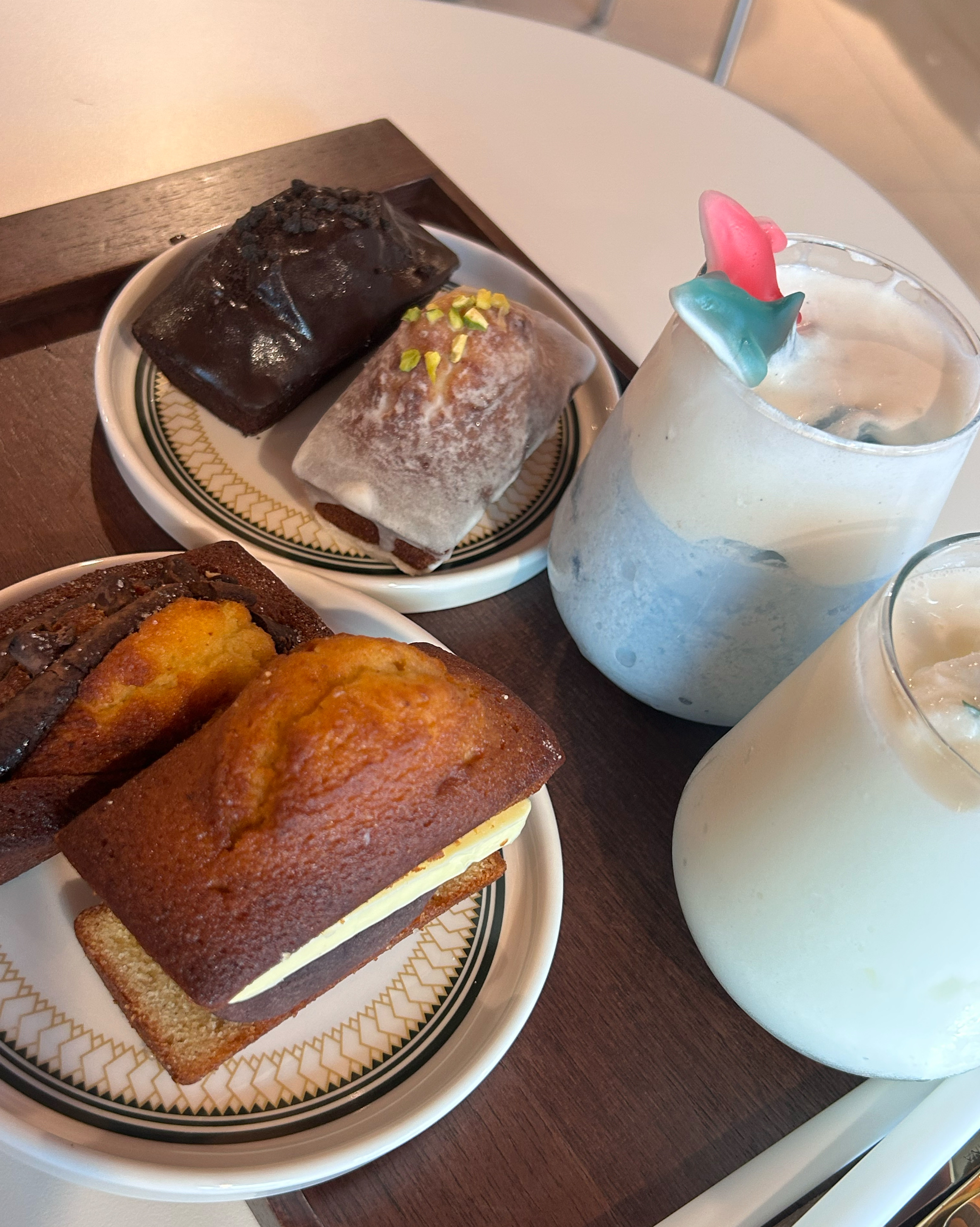 저번에 왔었는데 휘낭시에가 너무 맛있어서 또 왔어요! 가성비 좋고 음료도 너무 예쁘고 맛있