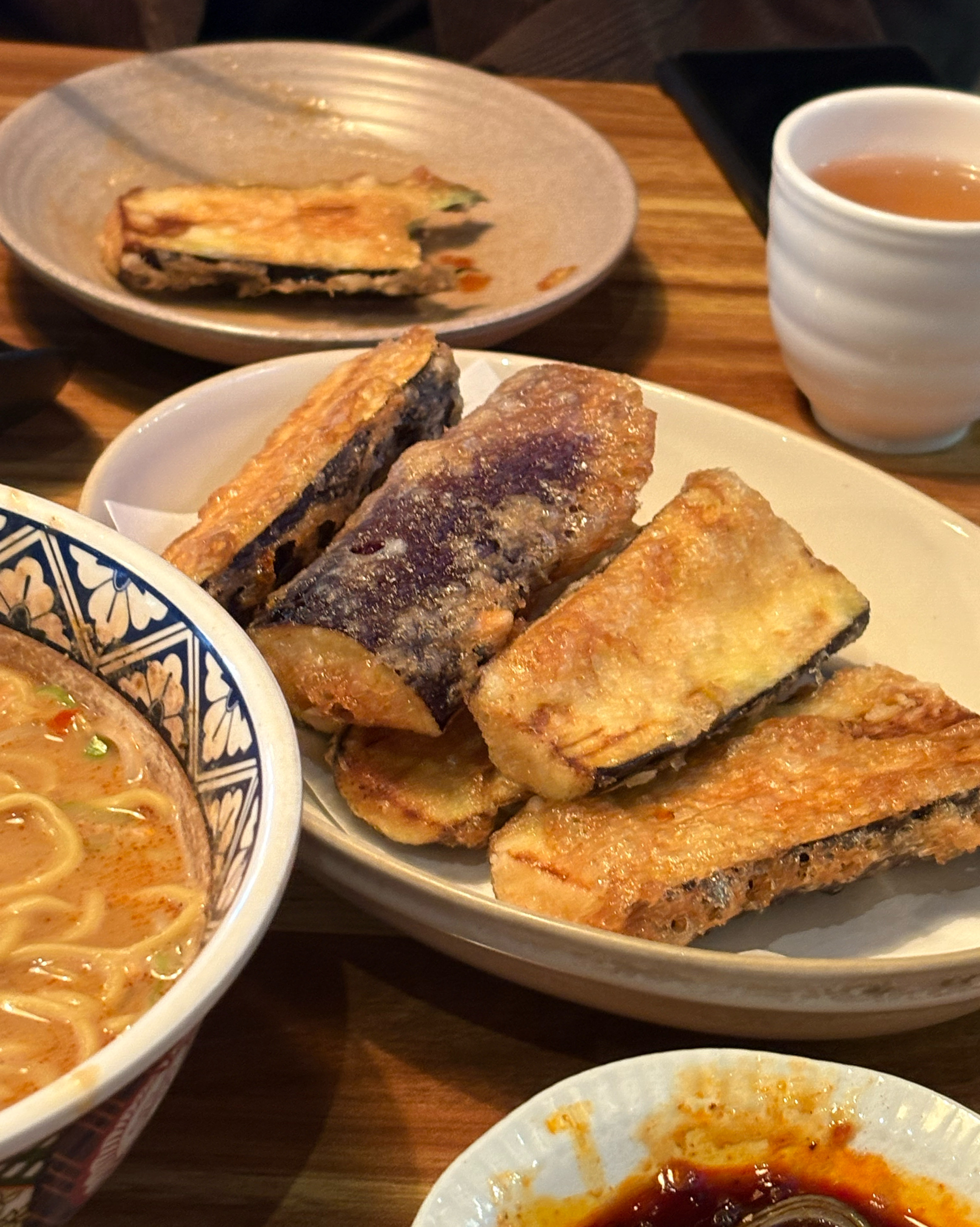 어향가지와, 탄탄면, 샤오롱바오시켰는데 메뉴 전부 다 맛있었어요~! 탄탄면은 국물 엄청 고