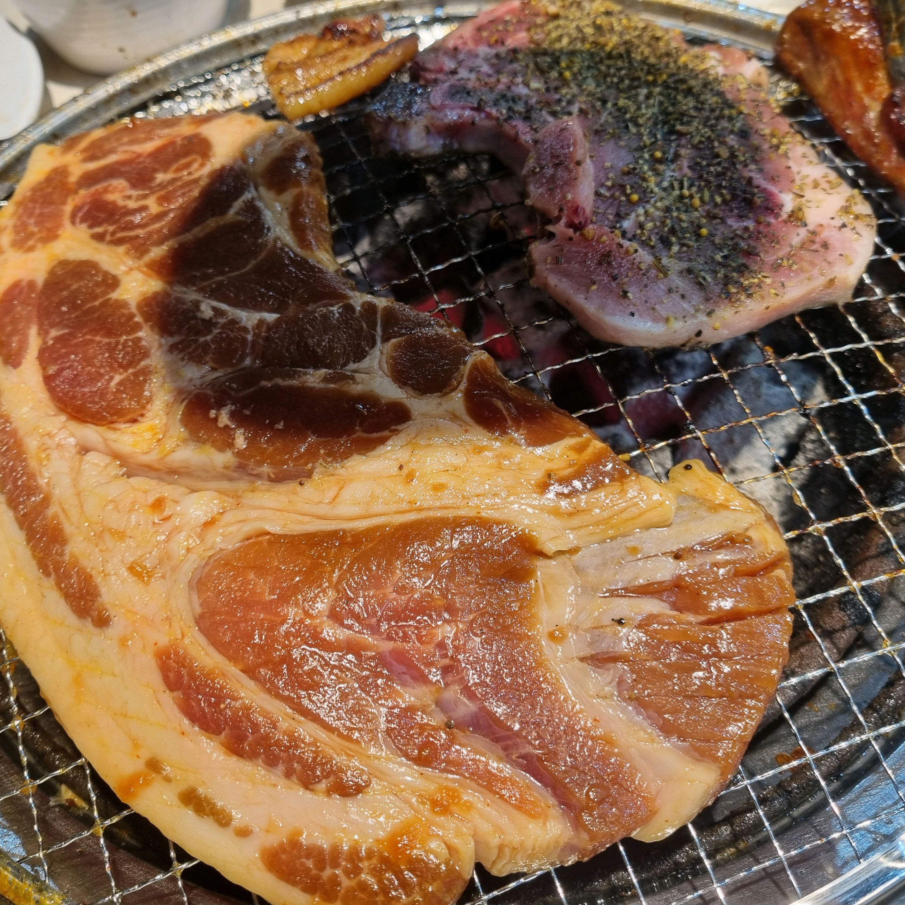 화정 명륜진사갈비가 다른지점보다 고기질이 너무 좋다고 느꼈는데 서비스 적인 부분에서도 너무