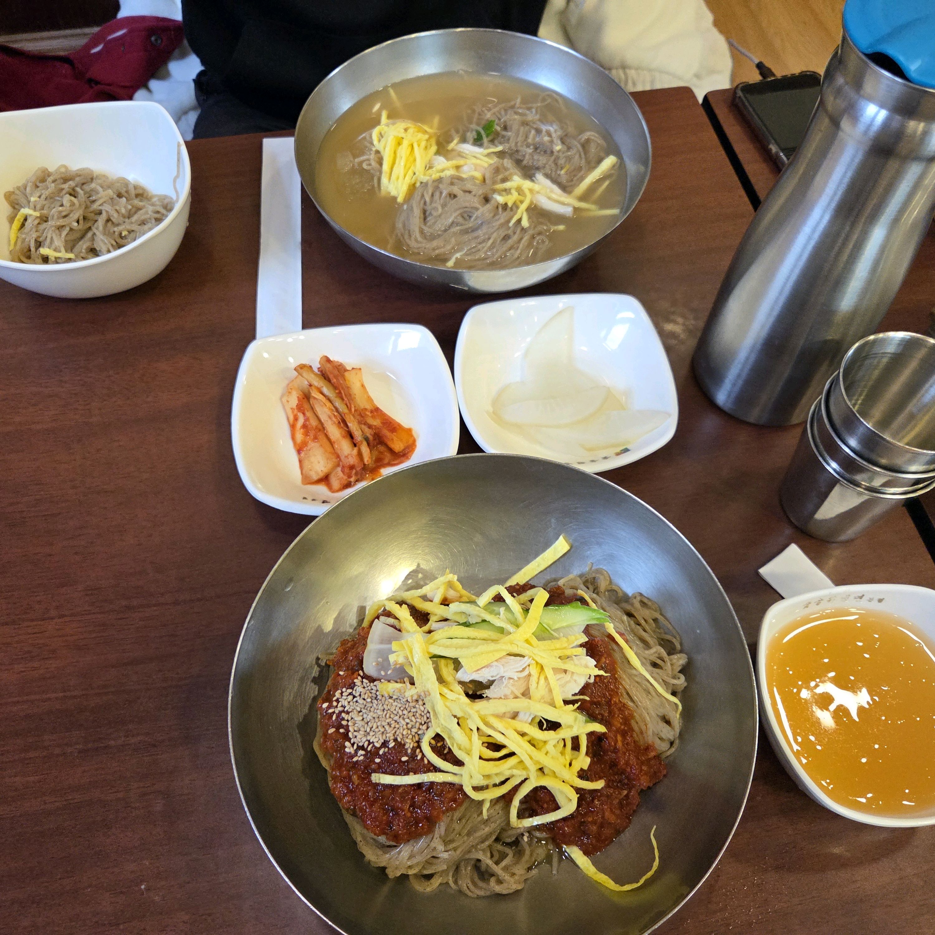 정말 맛있는 냉면입니다ㅎ 여름엔 날마다 먹을 수 있을 정도로 맛있고 건강한 맛이고~ 겨울에