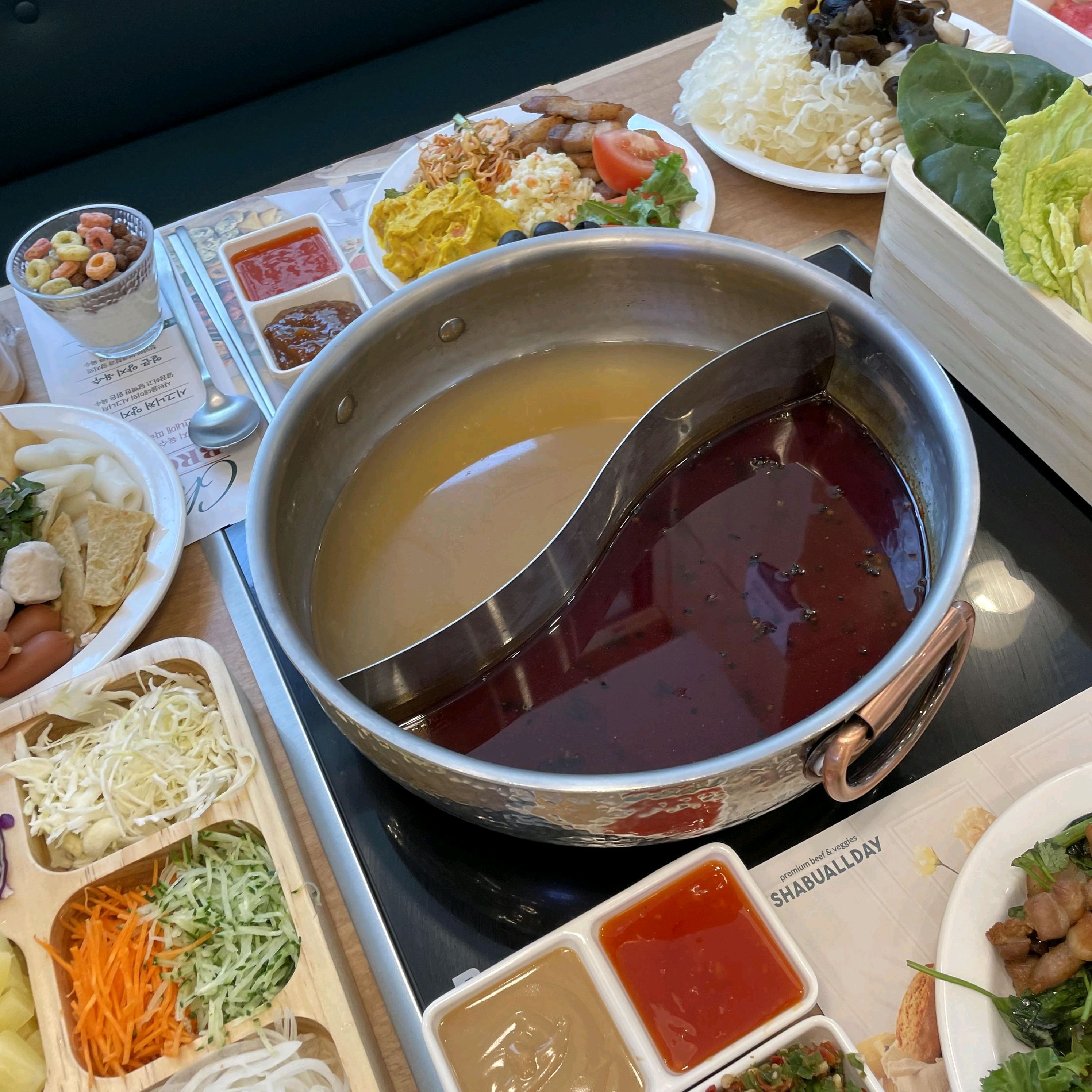 서비스가 친절하고 테이블마다 직원분들이 신경써주셔서 좋았습니다. 프리미엄 소고기 양지, 설