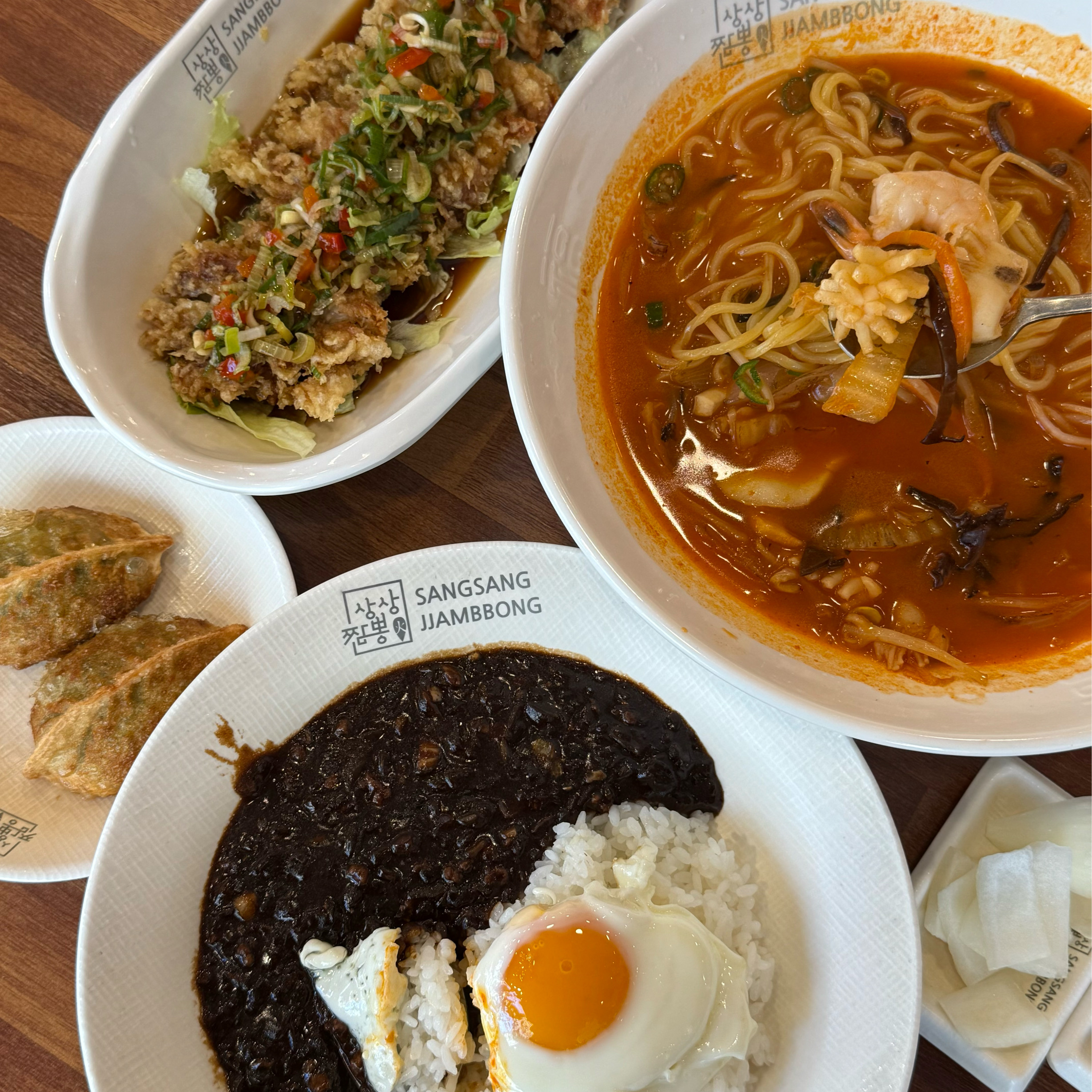 친절하게 대해주시고 짬뽕은 물론 ! 짜장밥, 유린기까지 넘넘 맛있어요 🫶🏻✨ 혼밥석도 잘
