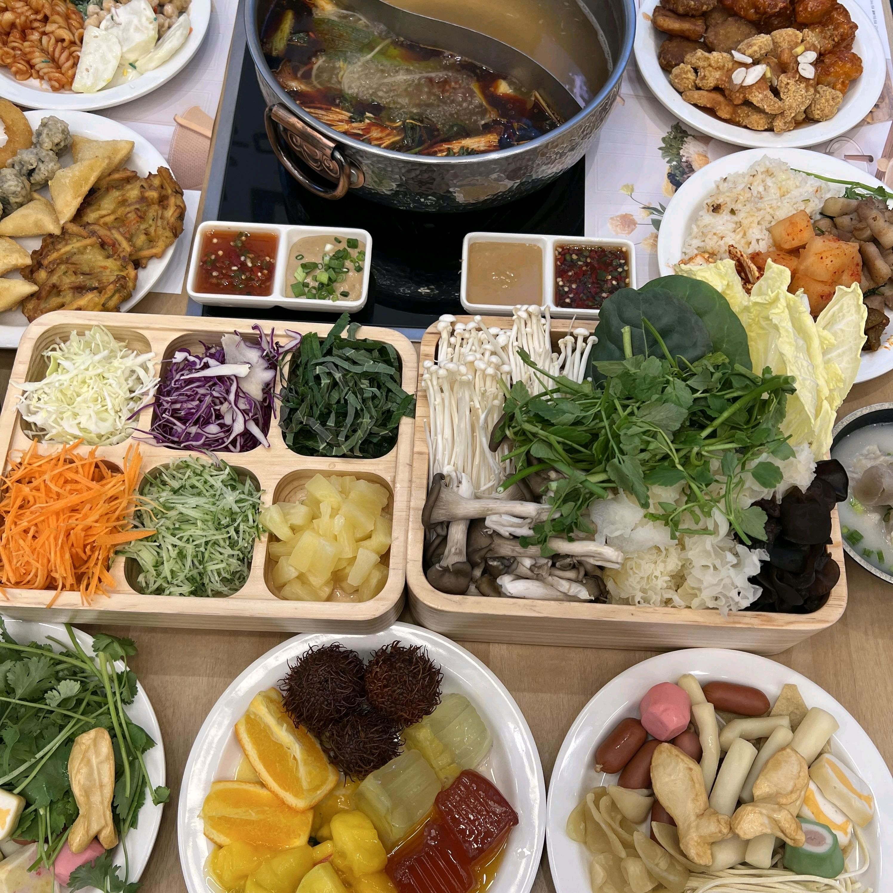 샤브샤브랑 샐러드바 가성비 좋고 맛있어서 매번 친구들과 즐겨 찾는 곳입니다. 국물 육수 진