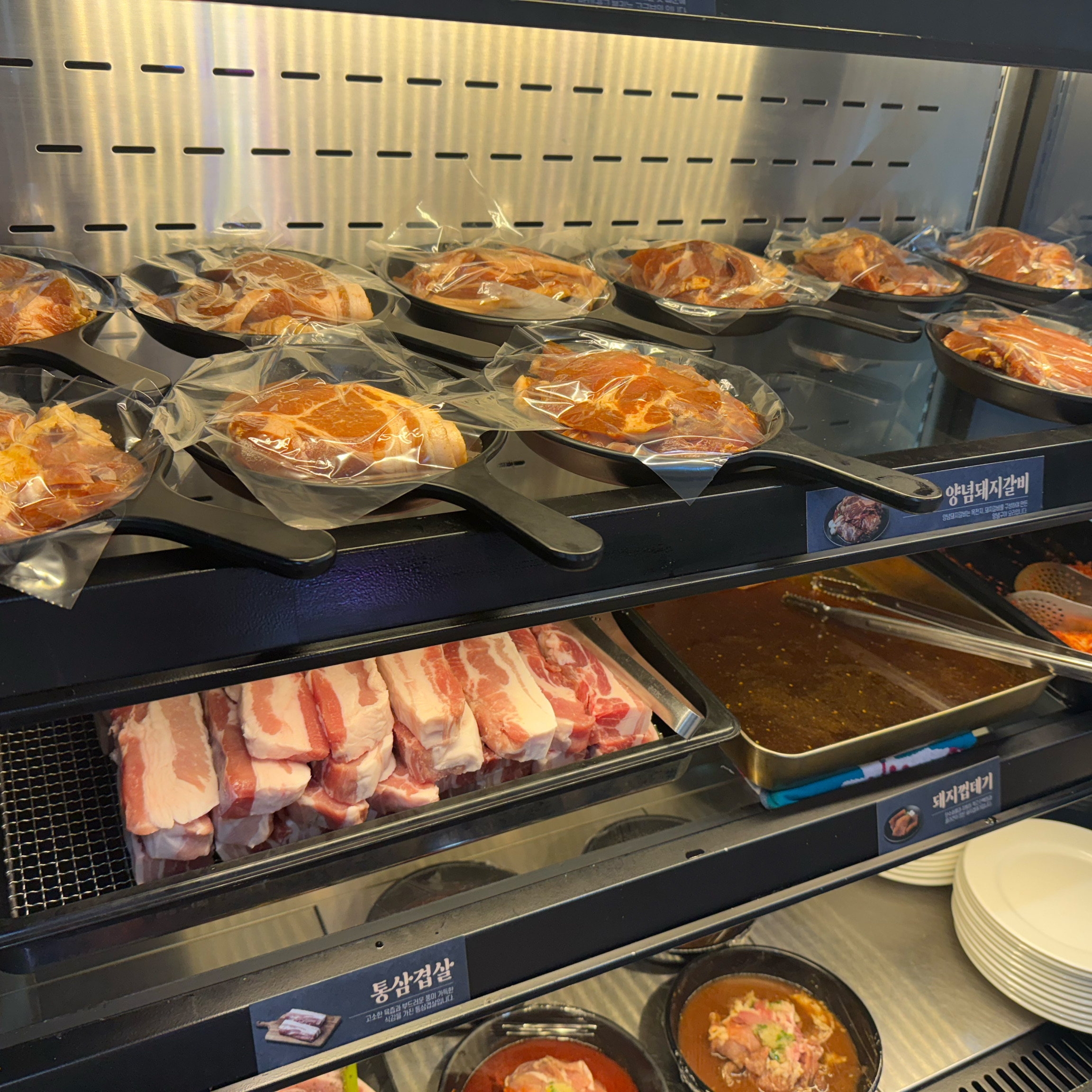 명륜진사갈비는 안양비산점이 제일 좋은것같아요. 여기만 옵니다👍 불맛나는 삼겹살 완전 맛있어