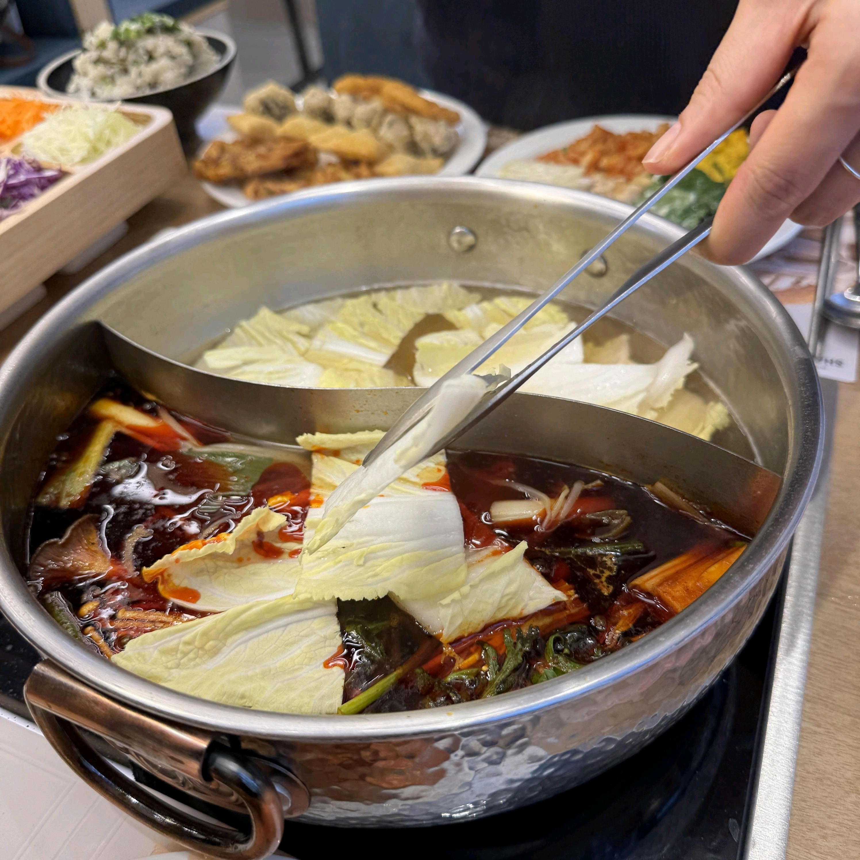 서비스가 정말 좋았습니다. 프리미엄 소고기 양지, 설도, 목심을 사용해서인지 국물 맛이 깊