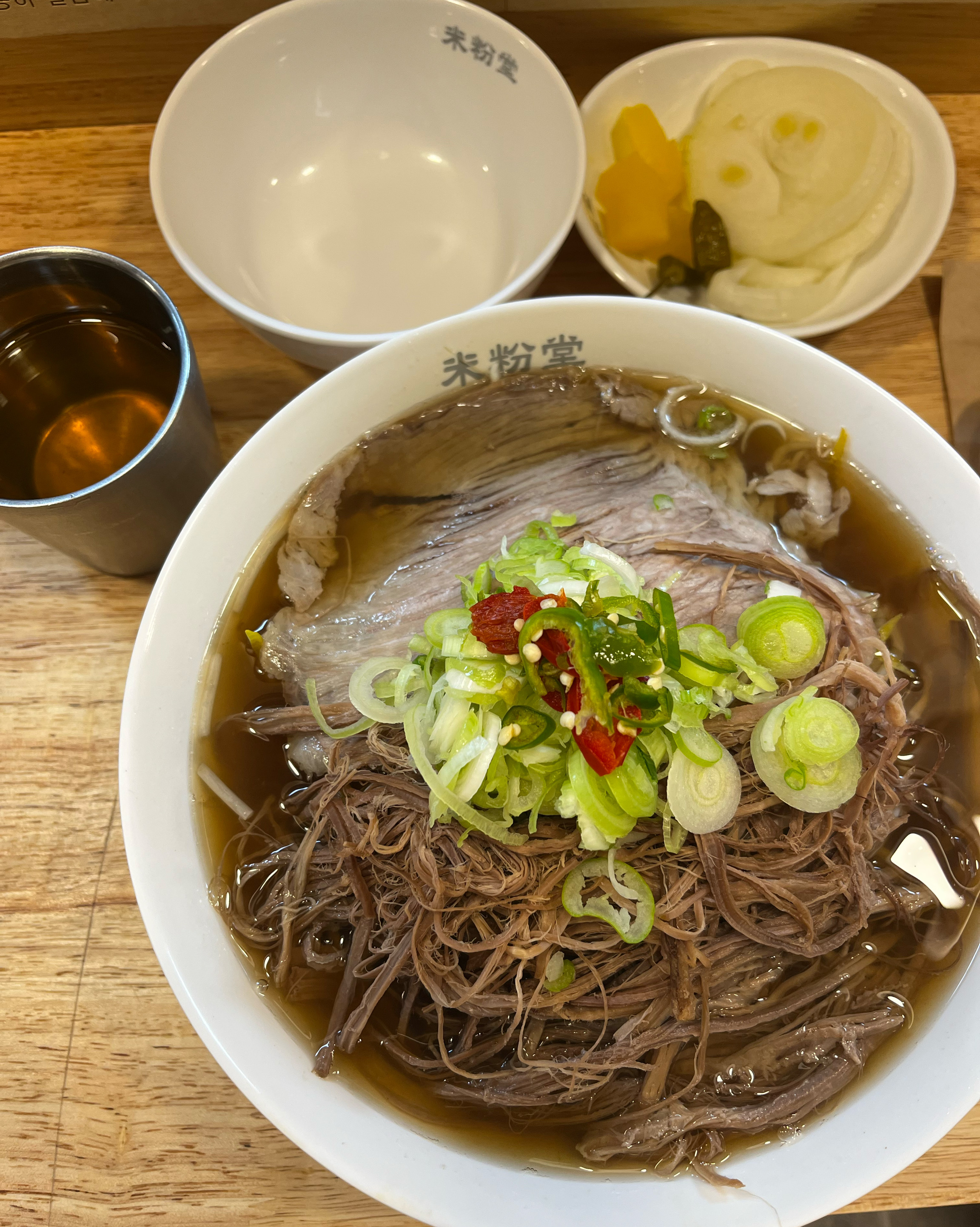 차돌양지쌀국수 먹었는데 양 많고 맛있어요! 다양한 소스랑 배합해서 먹는 재미도 있고 깔끔합