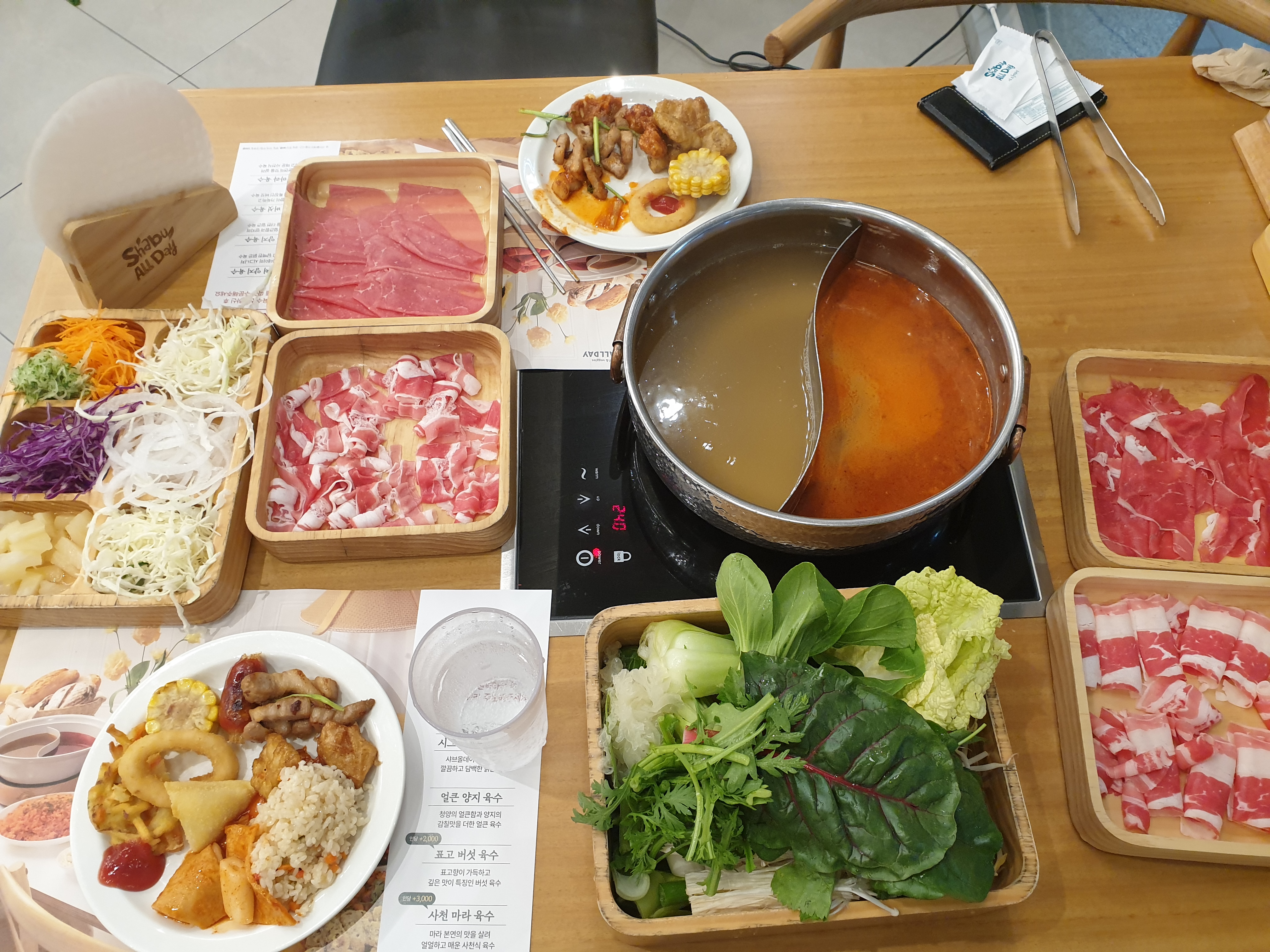 샤브샤브 먹고싶어서 방문했어요. 고기 무한이라 배부르게 먹고 샐러드바도 구성이 좋아서 잘먹