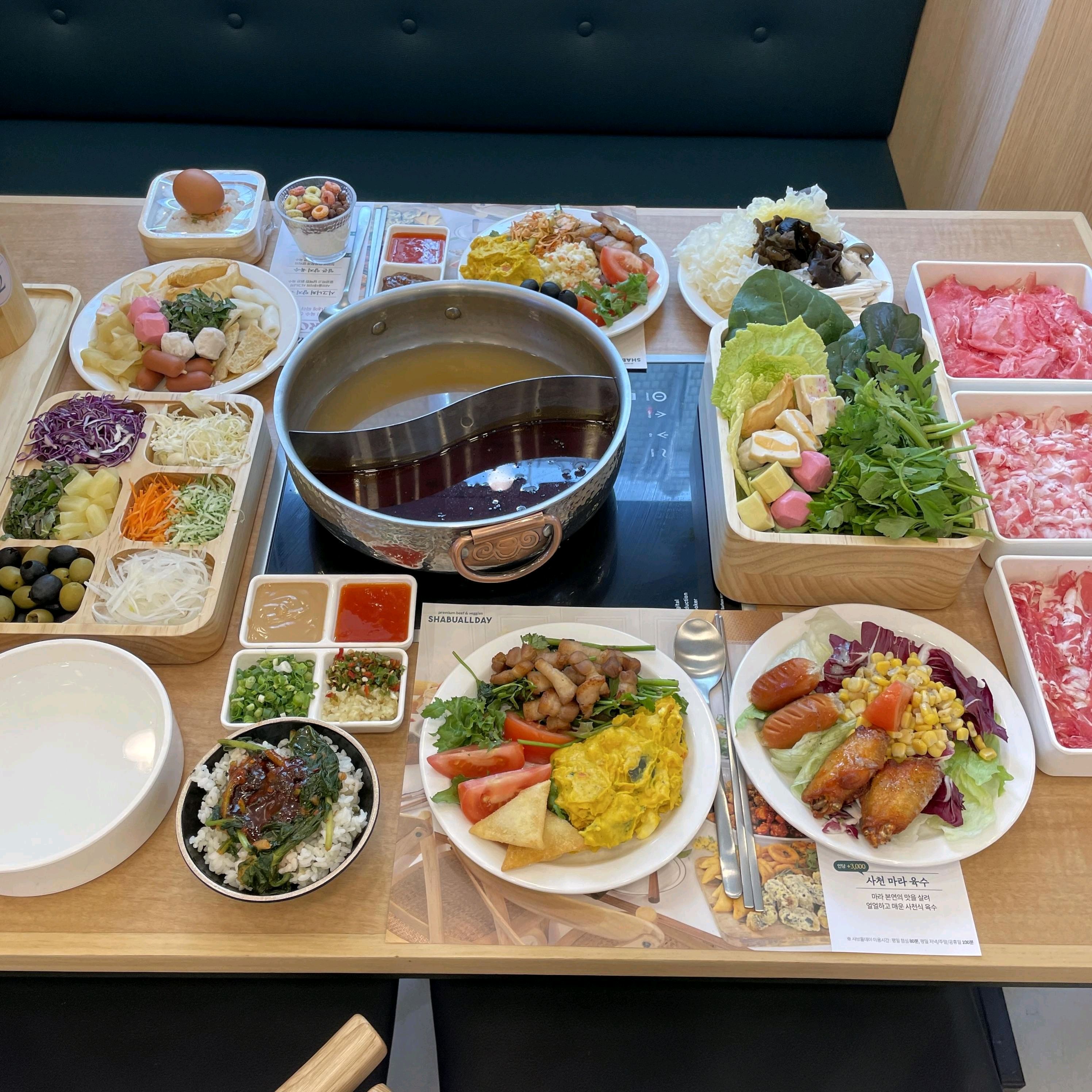 맛있는 샤브샤브 메뉴가 정말 좋았습니다. 프리미엄 소고기 양지, 설도, 목심을 사용해서 그