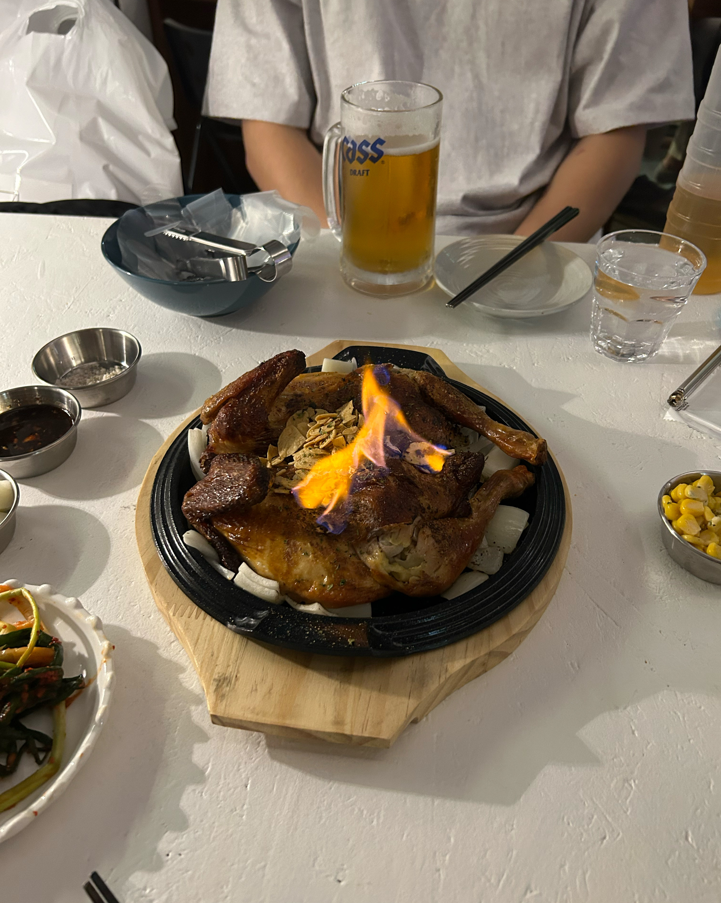 새로 리뉴얼 된것 같은데 전에 없던 전기통닭구이가 생겨서 와봤어요!! 안에 찹쌀밥도 들어