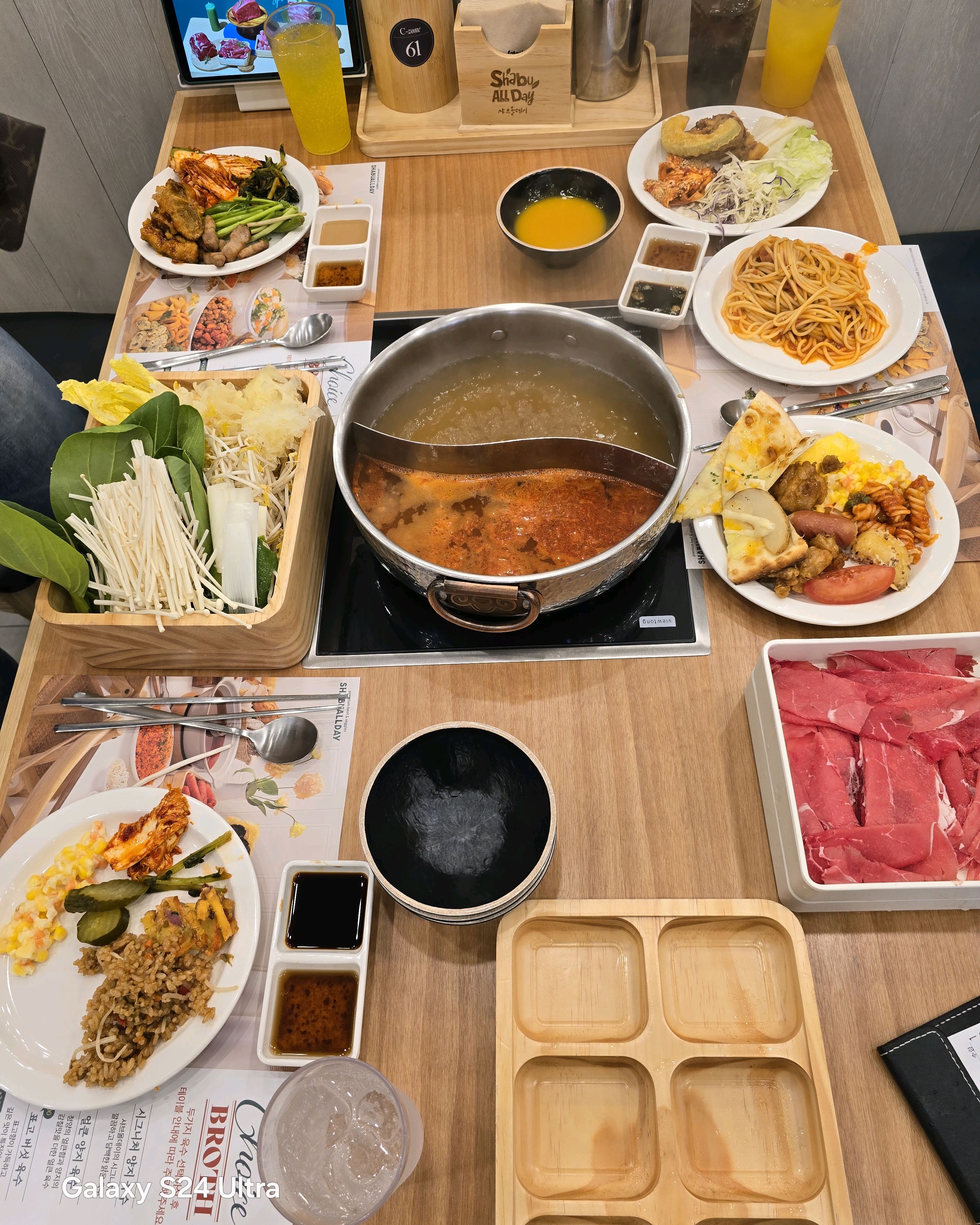 딸 그리고 딸친구 처음만나서 다양한 메뉴로구성된음식을 맛있게 먹었어요 - 마북동 맛집 샤브올데이 용인마북점