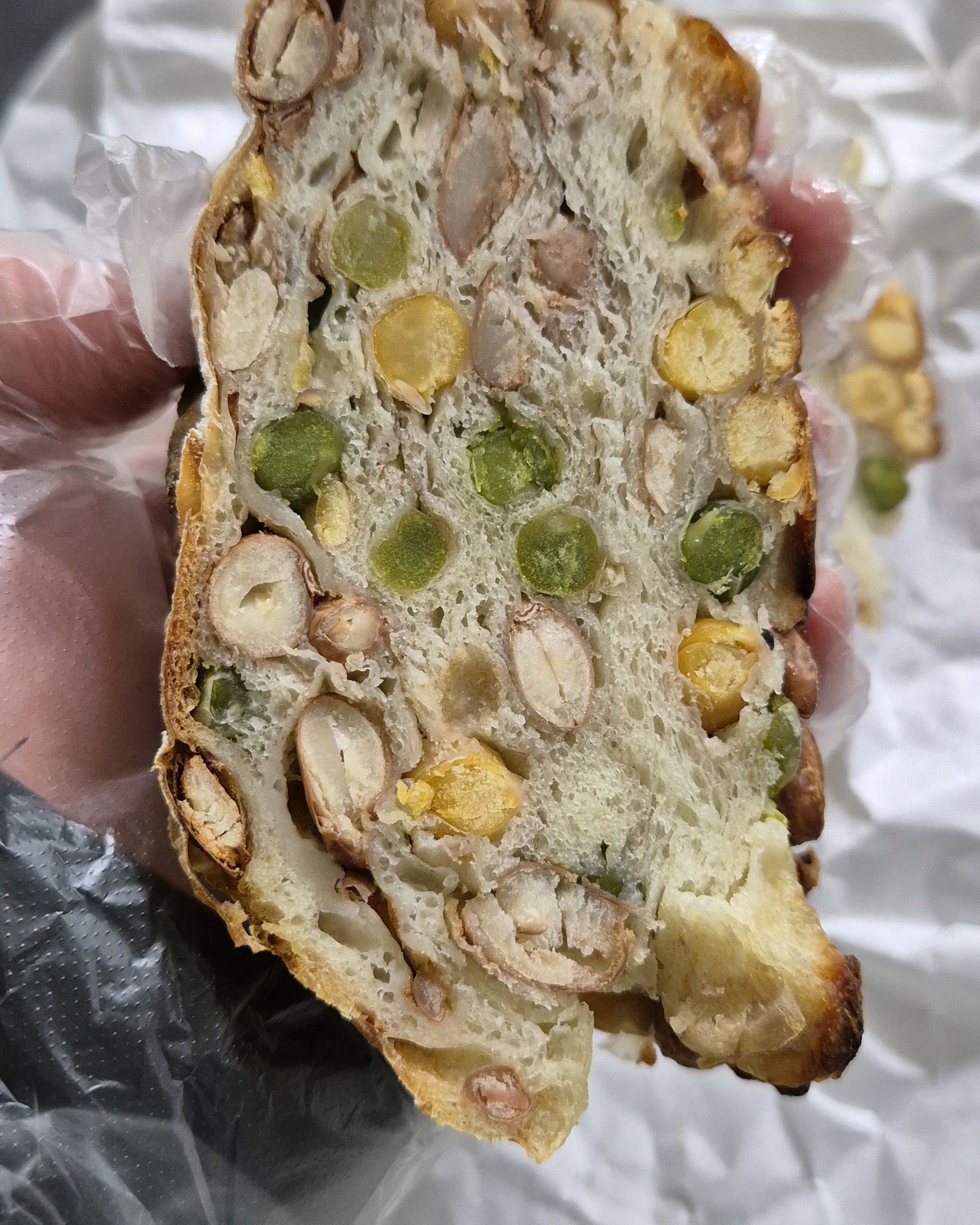 맛있어요. 직원들도 친절하고. 그렇게 인기 있는 빵집은 그만큼 지쳐서 그런가 친절하지 않던