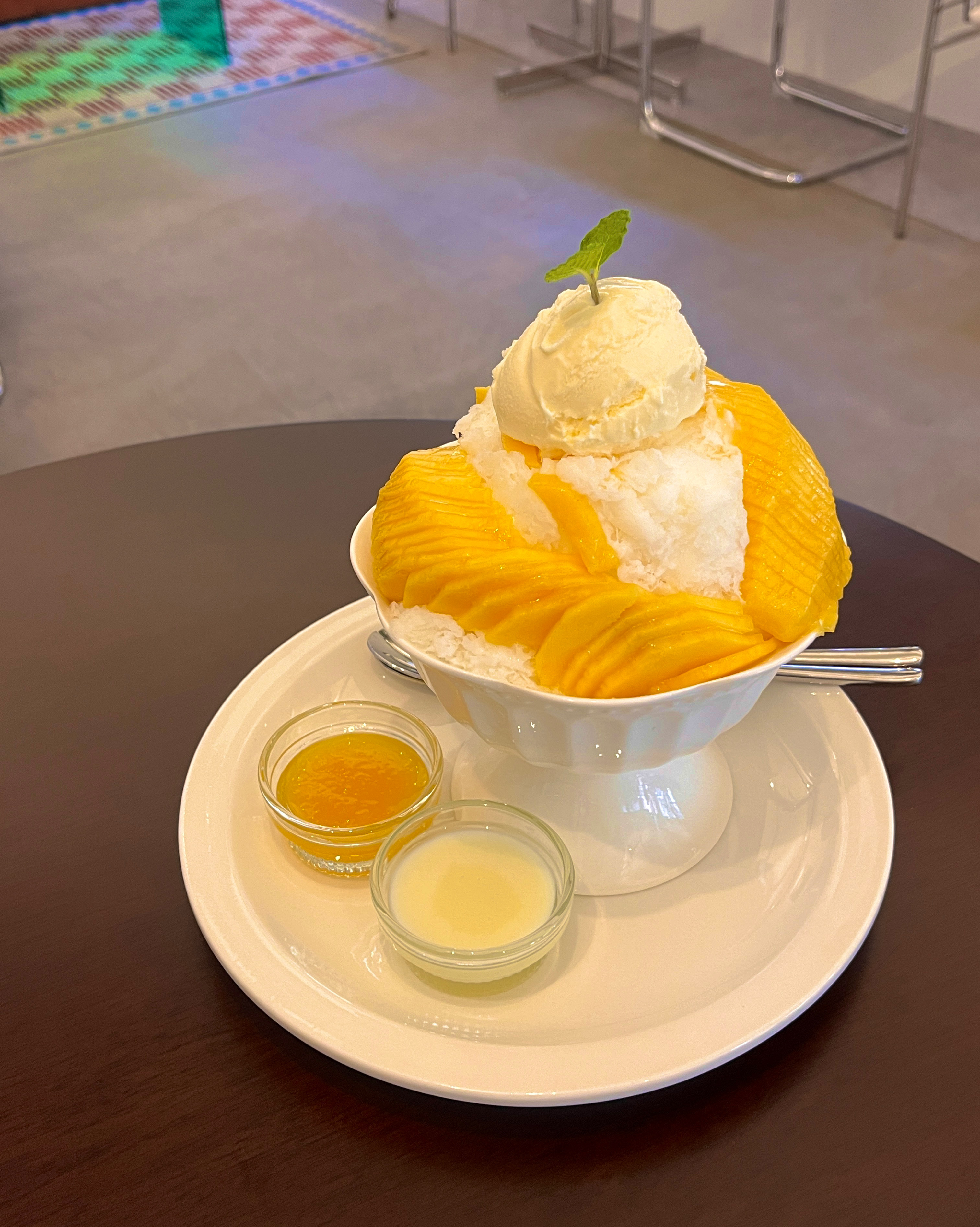 망원동에 밥먹으러왔다가 근처 카페를 발견하고 들어왔는데 커피랑 망고빙수 다 맛있었어요! 분
