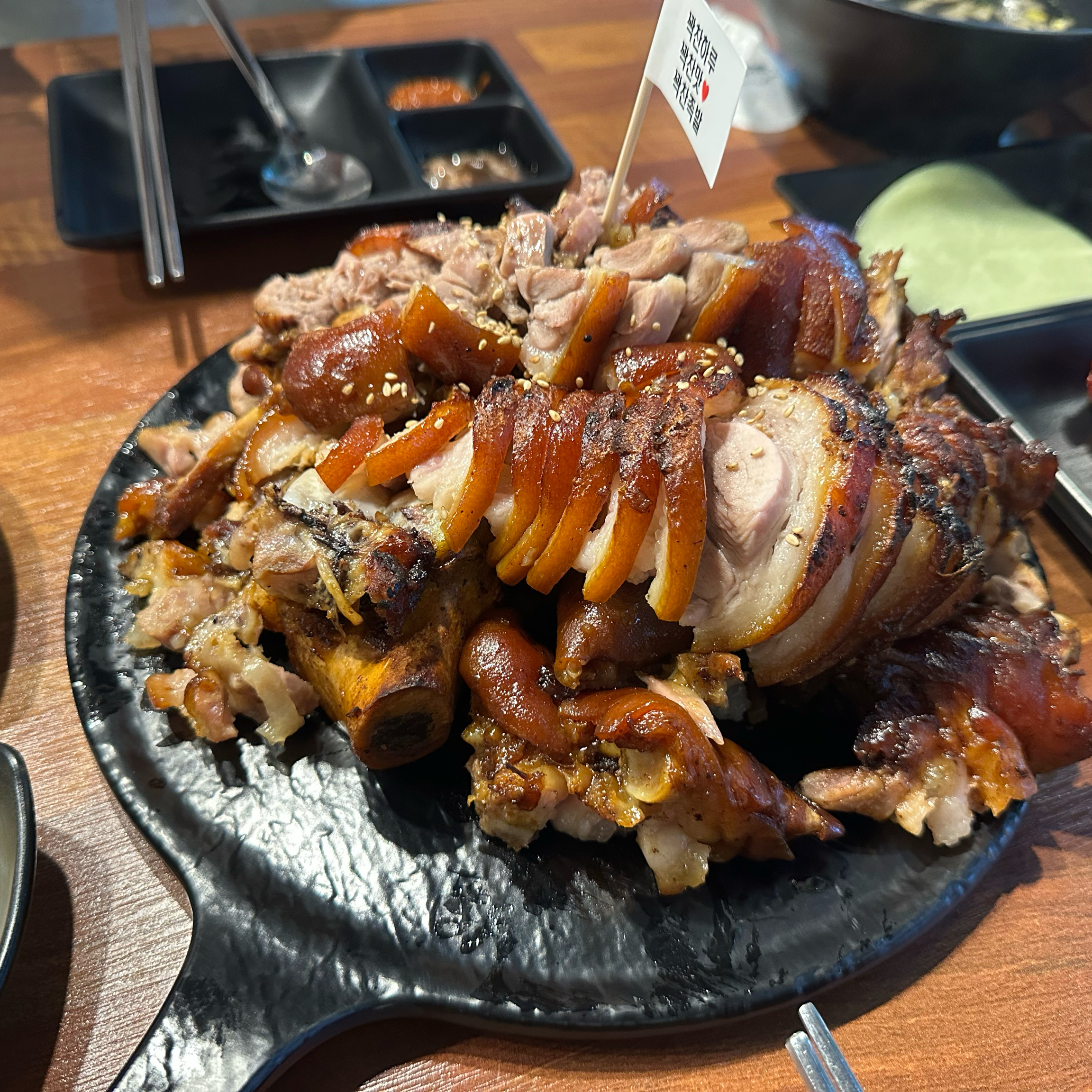 족발 먹고 싶을 때 항상 오는 곳이에요! 범계에서 가장 맛좋은 족발집 중 하나라고 생각해요