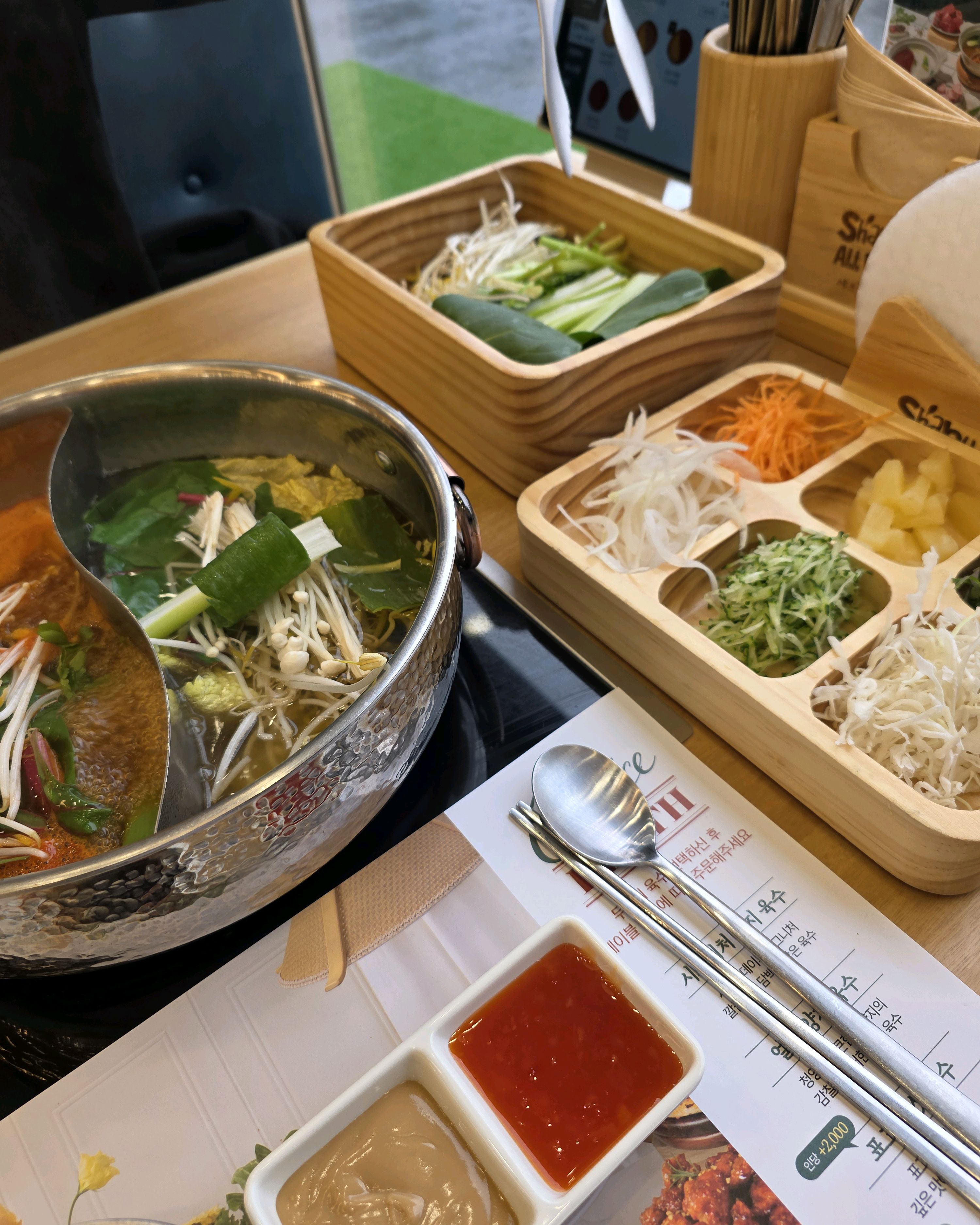 매장 넓고 깨끗해요. 직원분들도 친절하시고 셀프바도 바로 채워지고 종류 많아요. - 남양주 진접 맛집 샤브올데이 남양주진접점