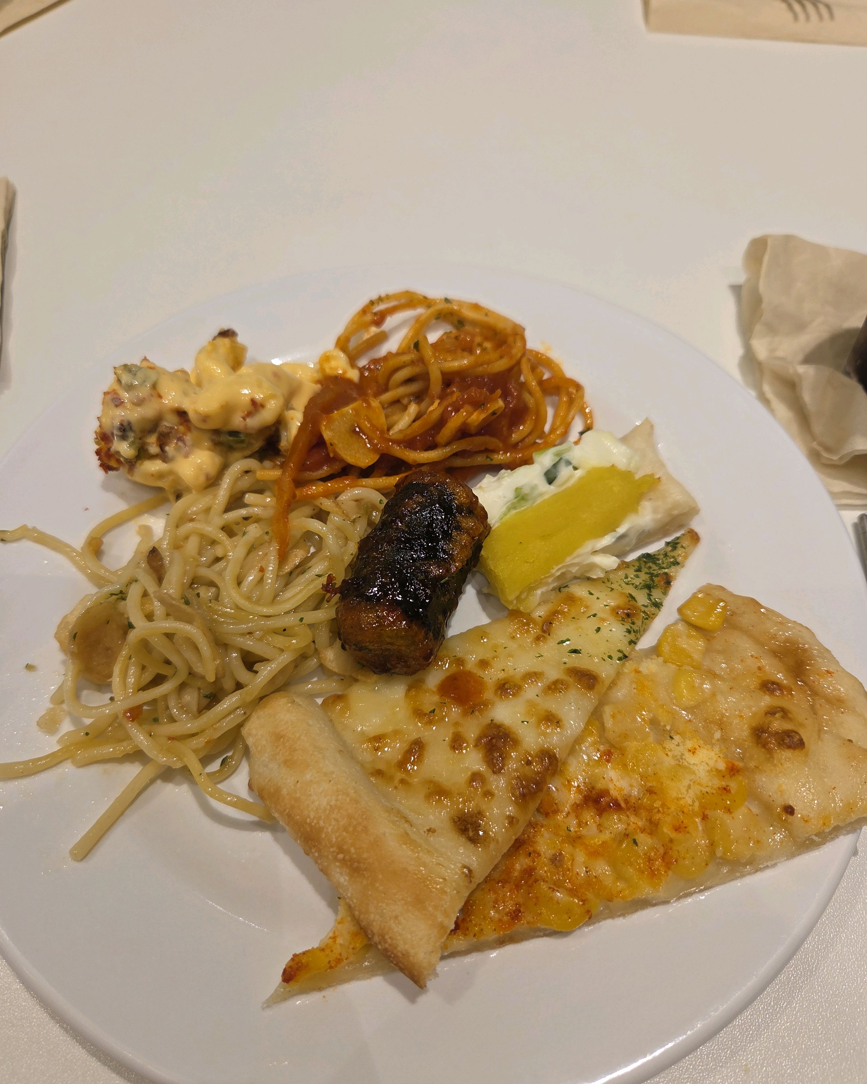 먹느라 정신없어서 사진을 많이 찍지는 못했어요 - 대구 이월드 맛집 애슐리퀸즈 롯데백화점 대구점