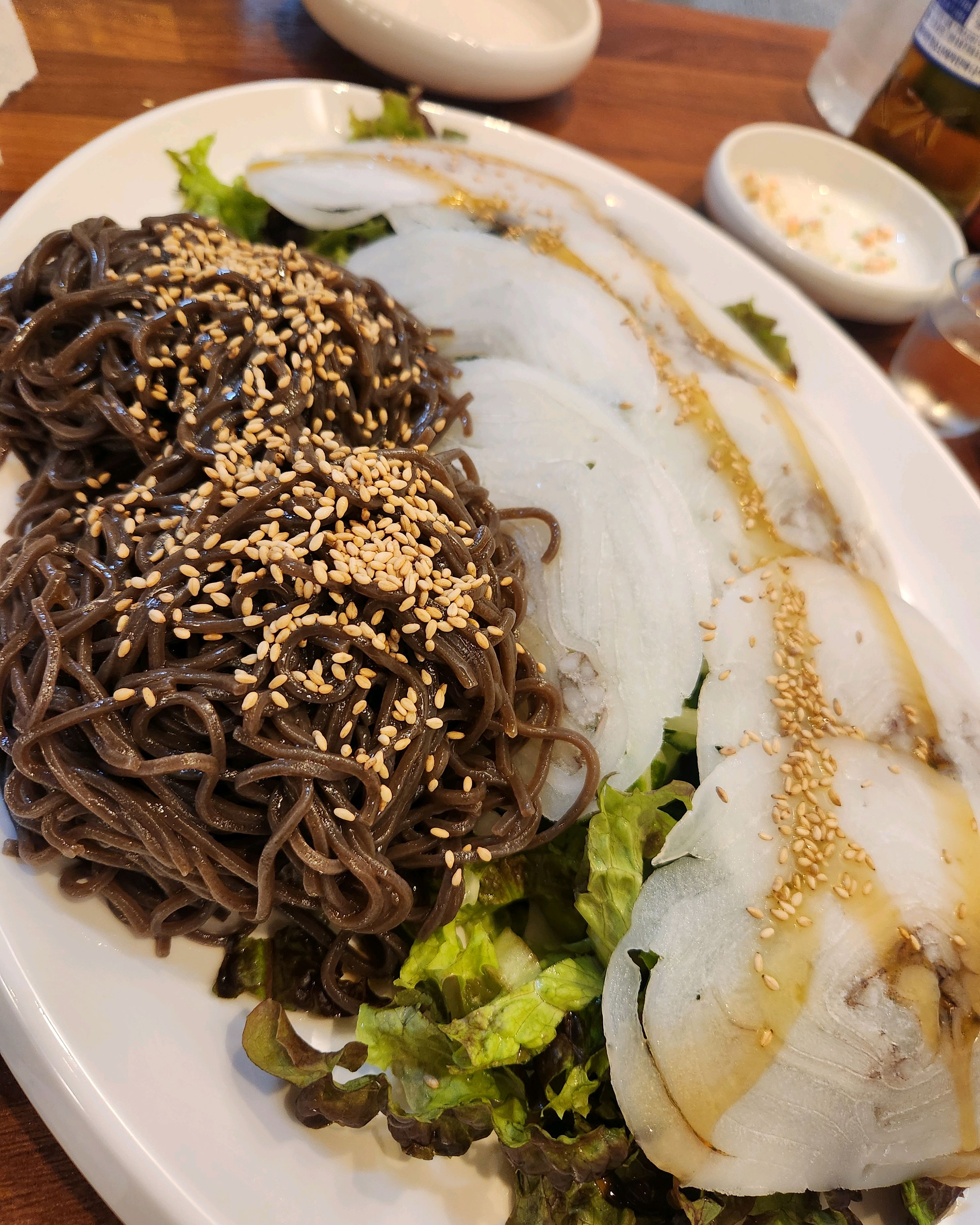 동료들과 와서 맛나게 먹고가요. 분위기도 좋고 한치 맛좋아요~~ - 천호동 맛집 부산한치모밀