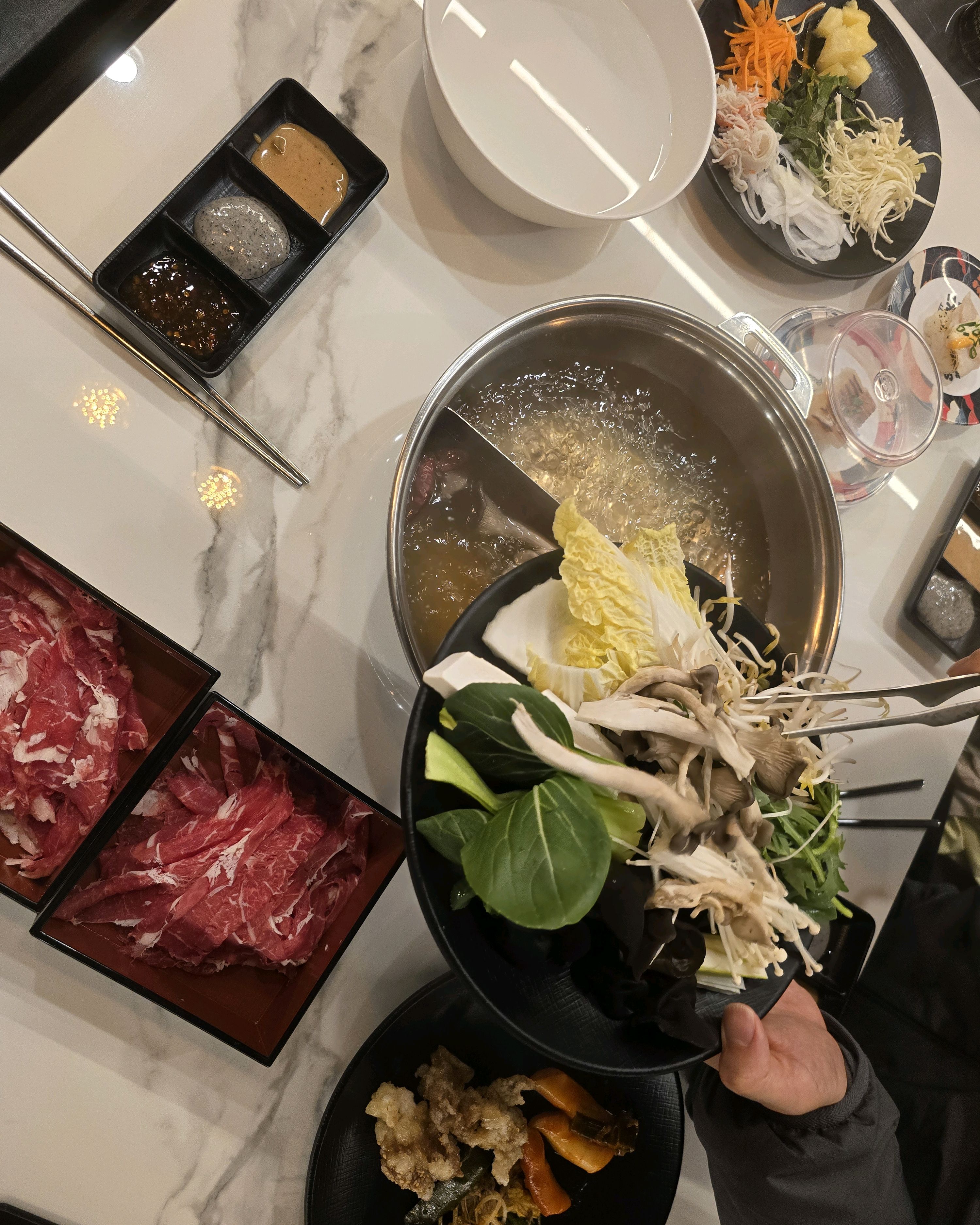 가족외식으로 딱 좋은곳인거같아요. 맛있는 샤브샤브와 월남쌈 초밥 무한으로 먹을수있구요 핫푸