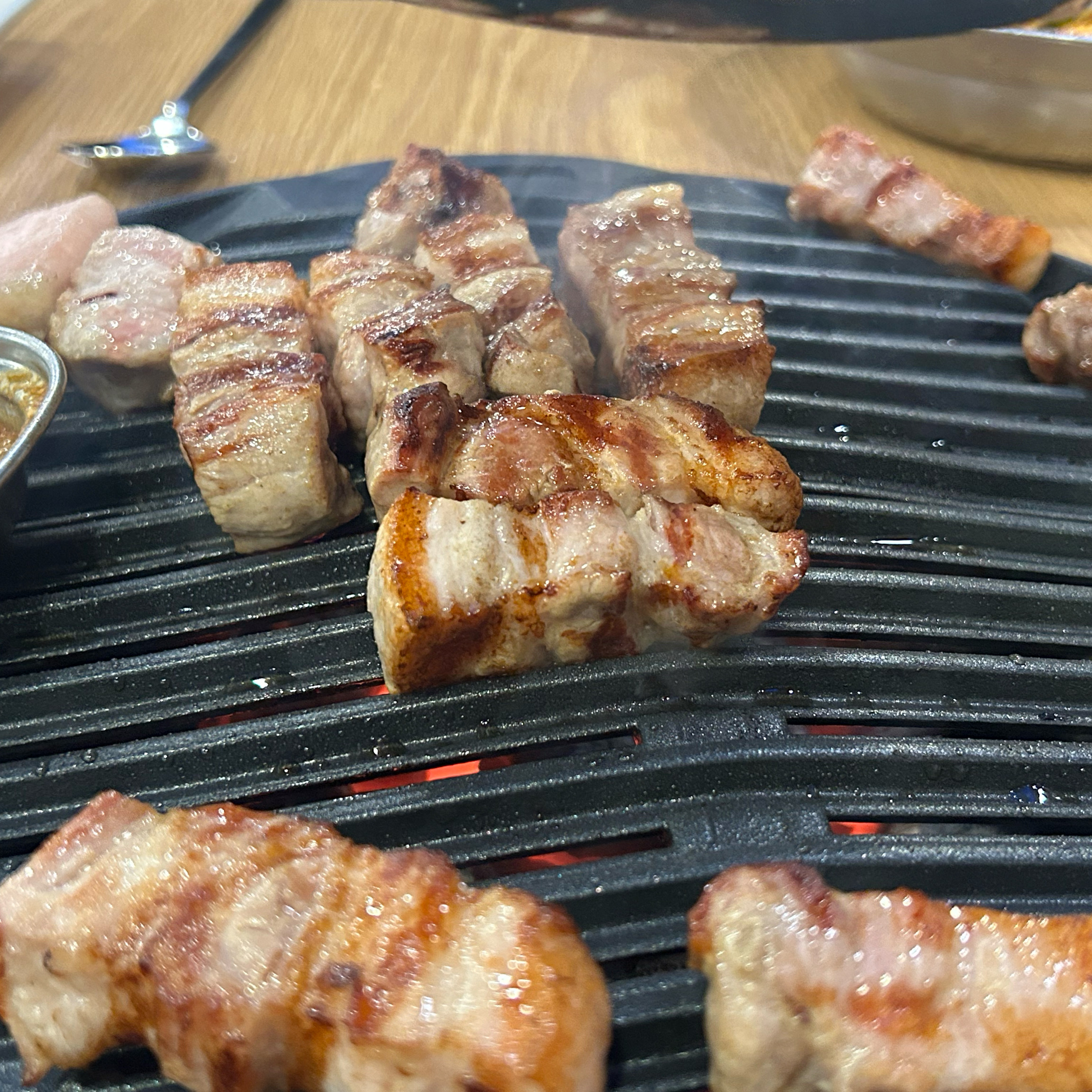 삼겹살 먹었는데 맛있어요~ 셀프바에 각종 라면, 월남쌈, 떡볶이, 우동, 어묵탕 등 샐프로