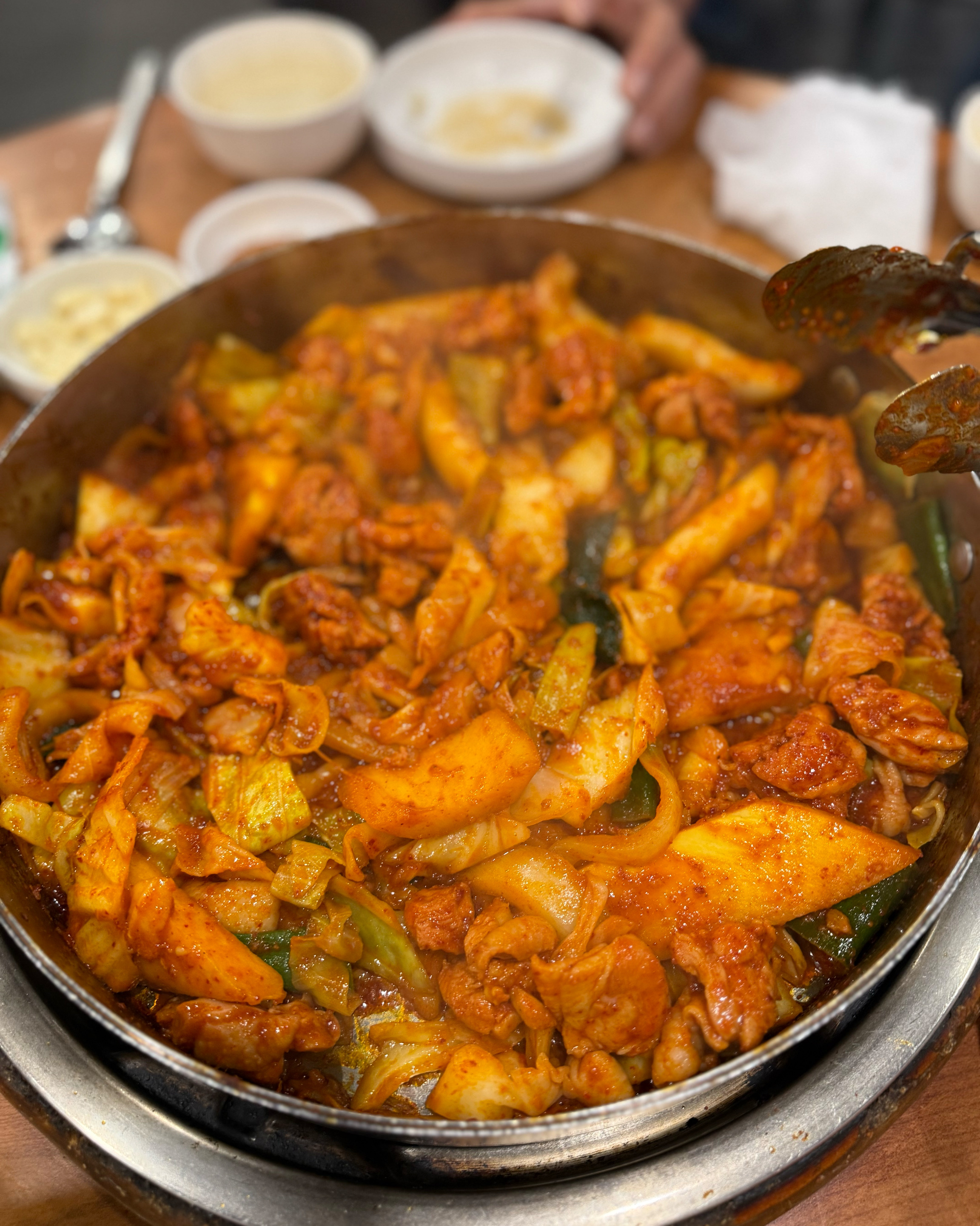 식당이 청결하고 양념 다 하고 바로 먹을 수 있게 테이블루 갖다쥬셔서 좋아용 밥이랑 먹어도