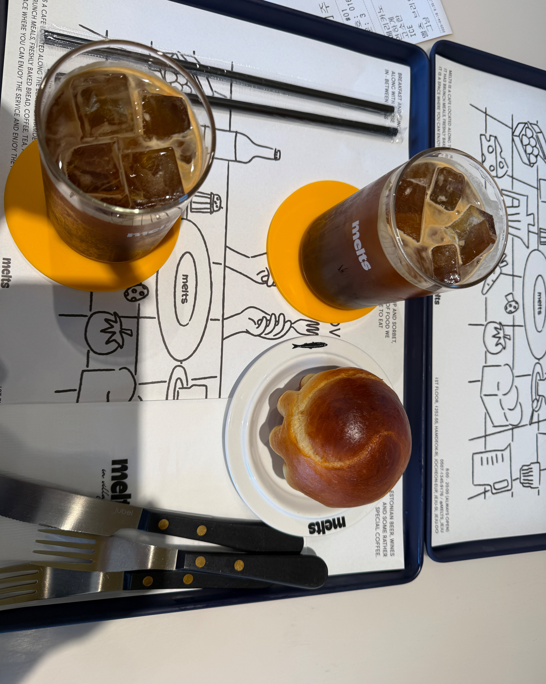 호텔에서 주신 쿠폰으로 들어 왔눈데 바다도 바로 보이고 분위기도 좋아여 커피랑 빵도 맛있구