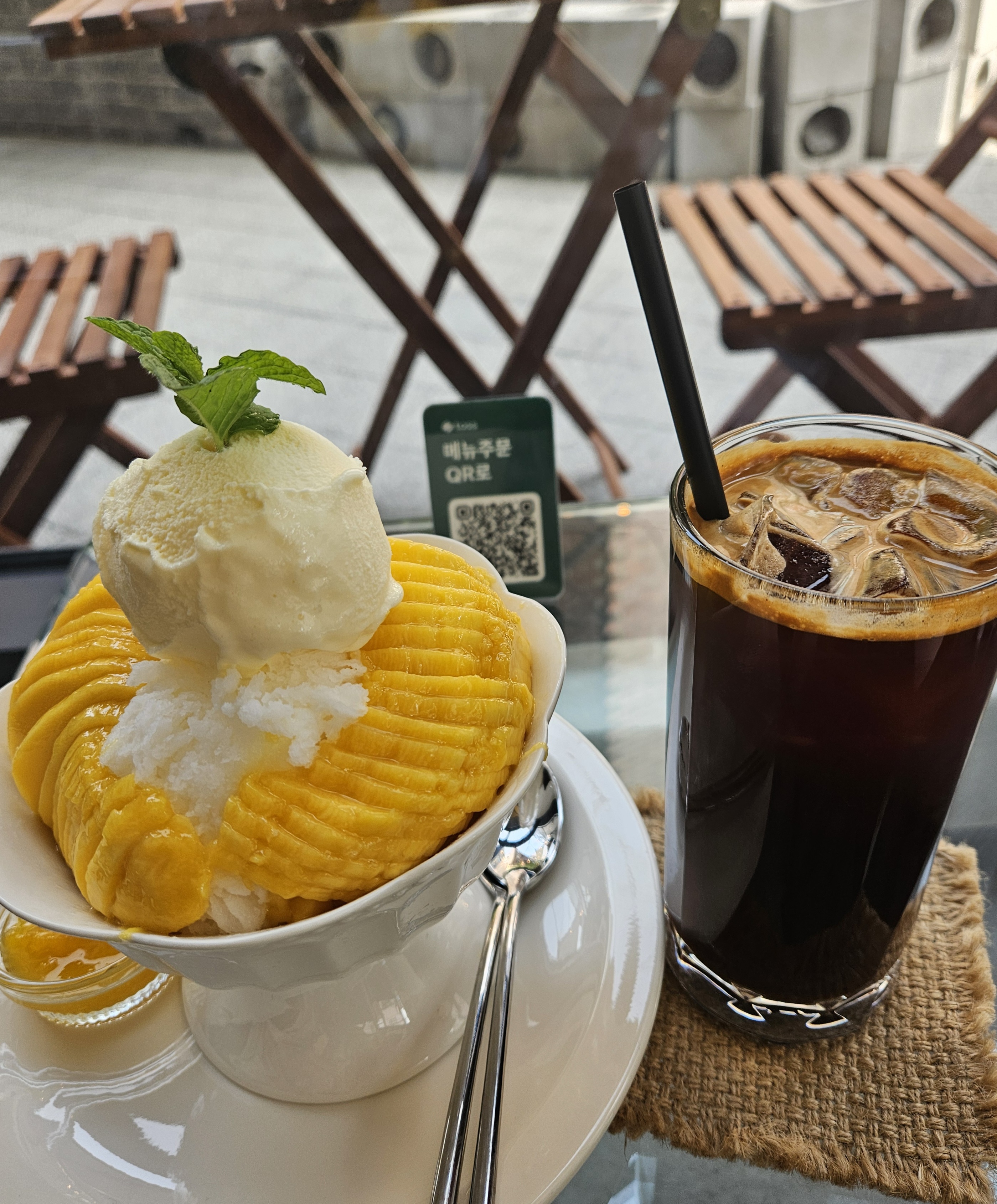 맛있어요!!!! 디저트가 너무 다양했어요!! 더워서 망고빙수먹었는데 달아서 맛있습니다! 귀