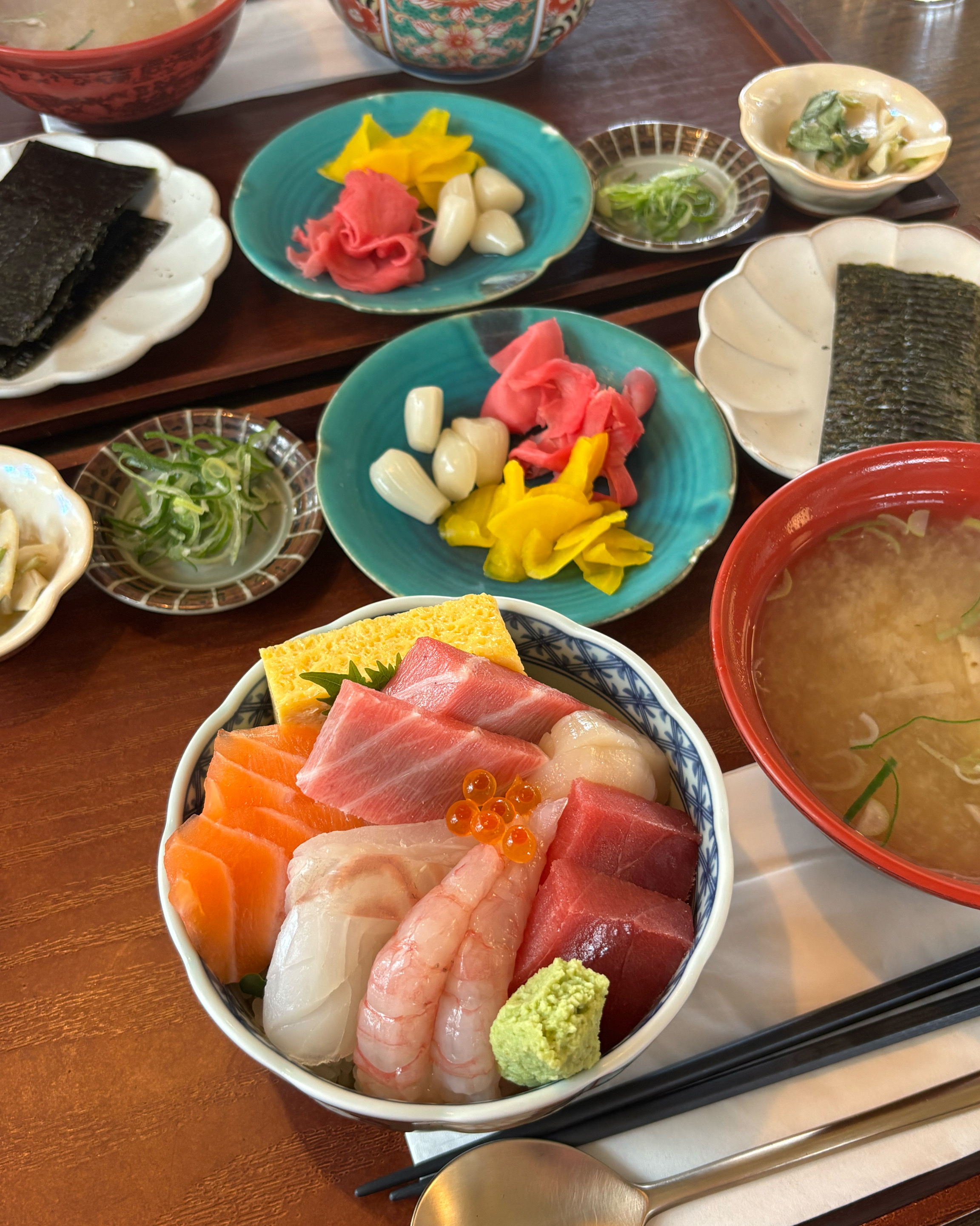오늘의 추천 덮밥 먹었어요! 메뉴 구성이 알차고 정말 맛있었어요 ㅠㅠ 매장 인테리어도 예뻐