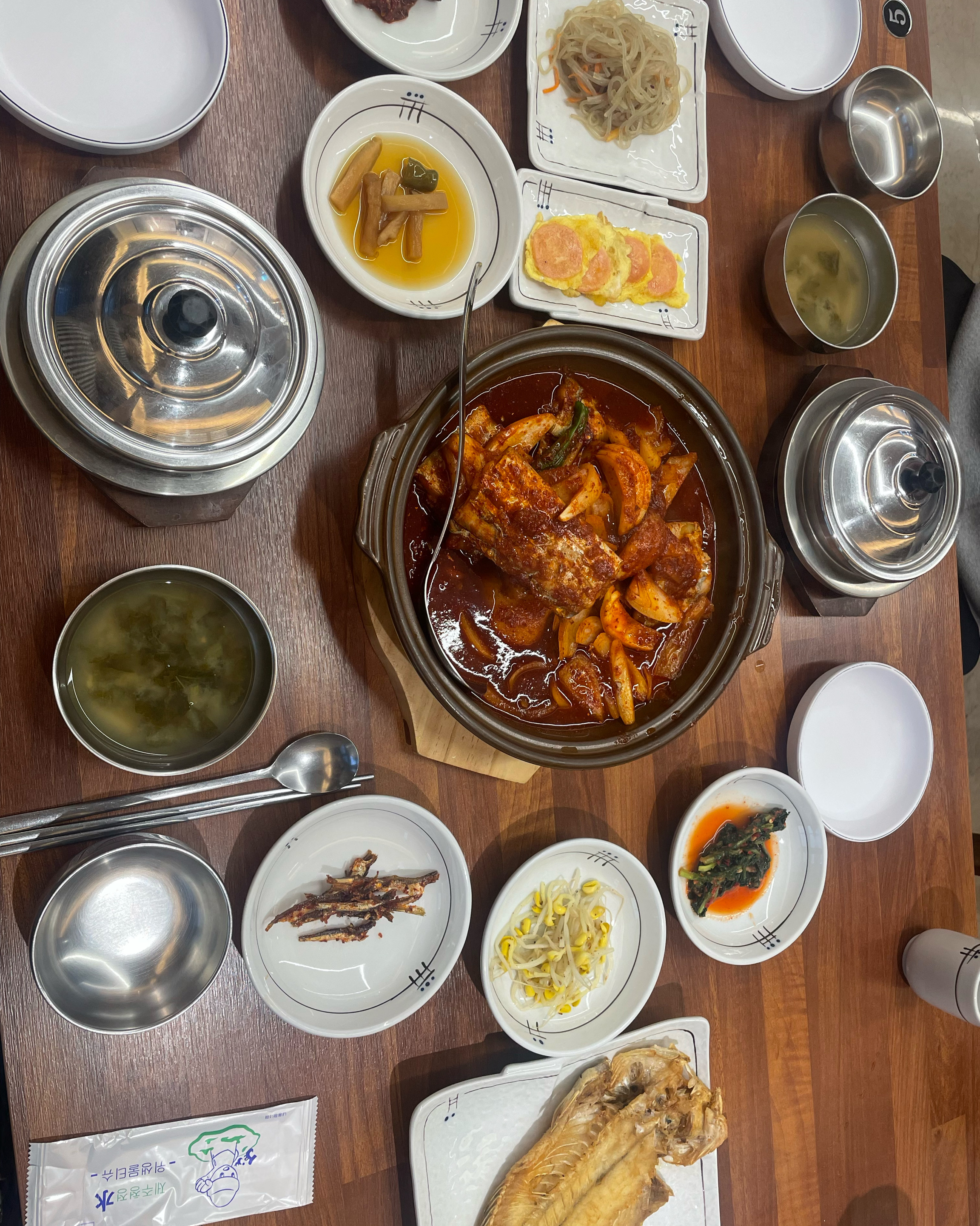 추천으로 왔는데 밥도둑이네요 매콤달콤 맛좋아요 갈치도 두툼하고 옥돔구이는 - 제주 맛집 논짓물식당