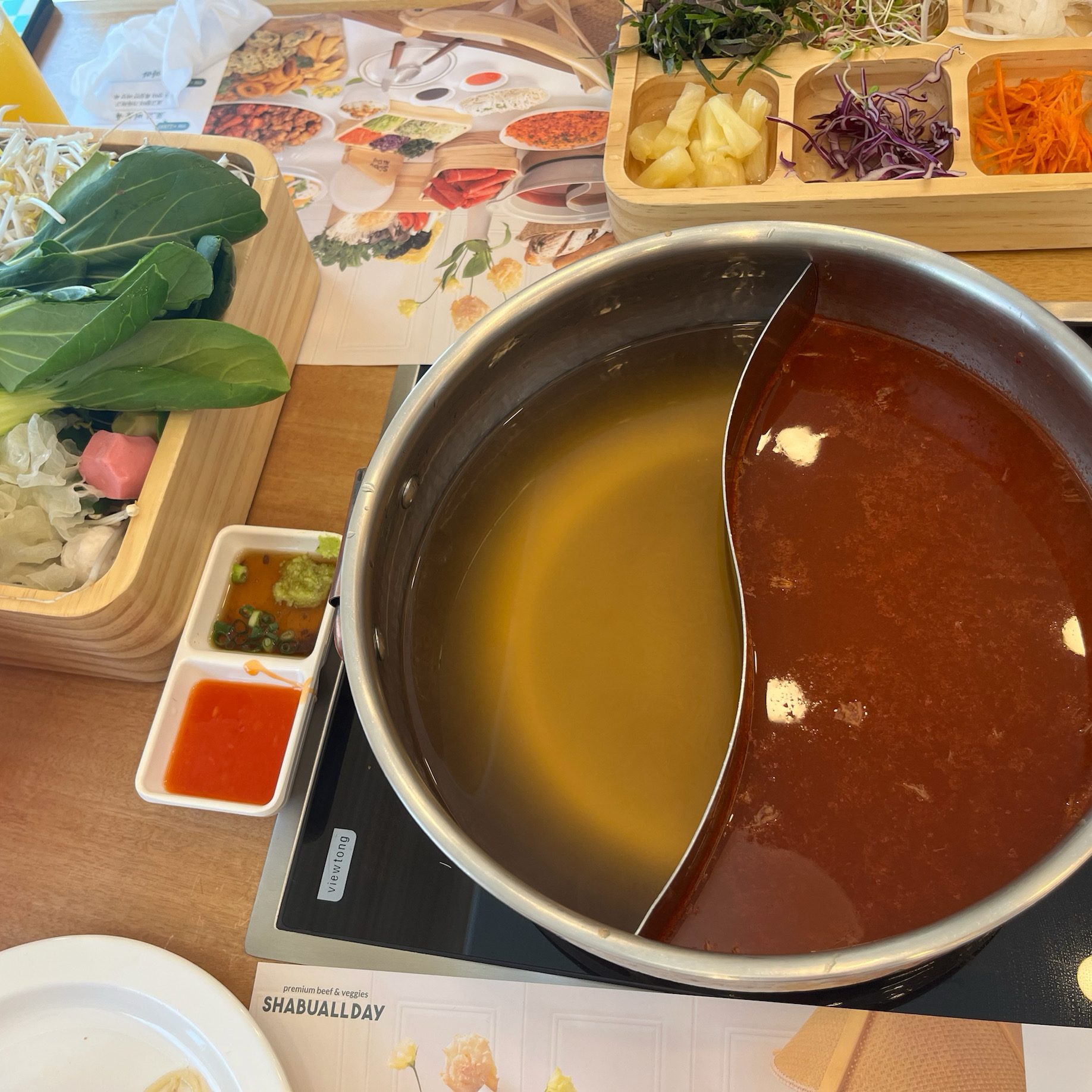 양지육수와 얼큰육수 반반해서 - 이시아폴리스 맛집 샤브올데이 대구이시아폴리스점