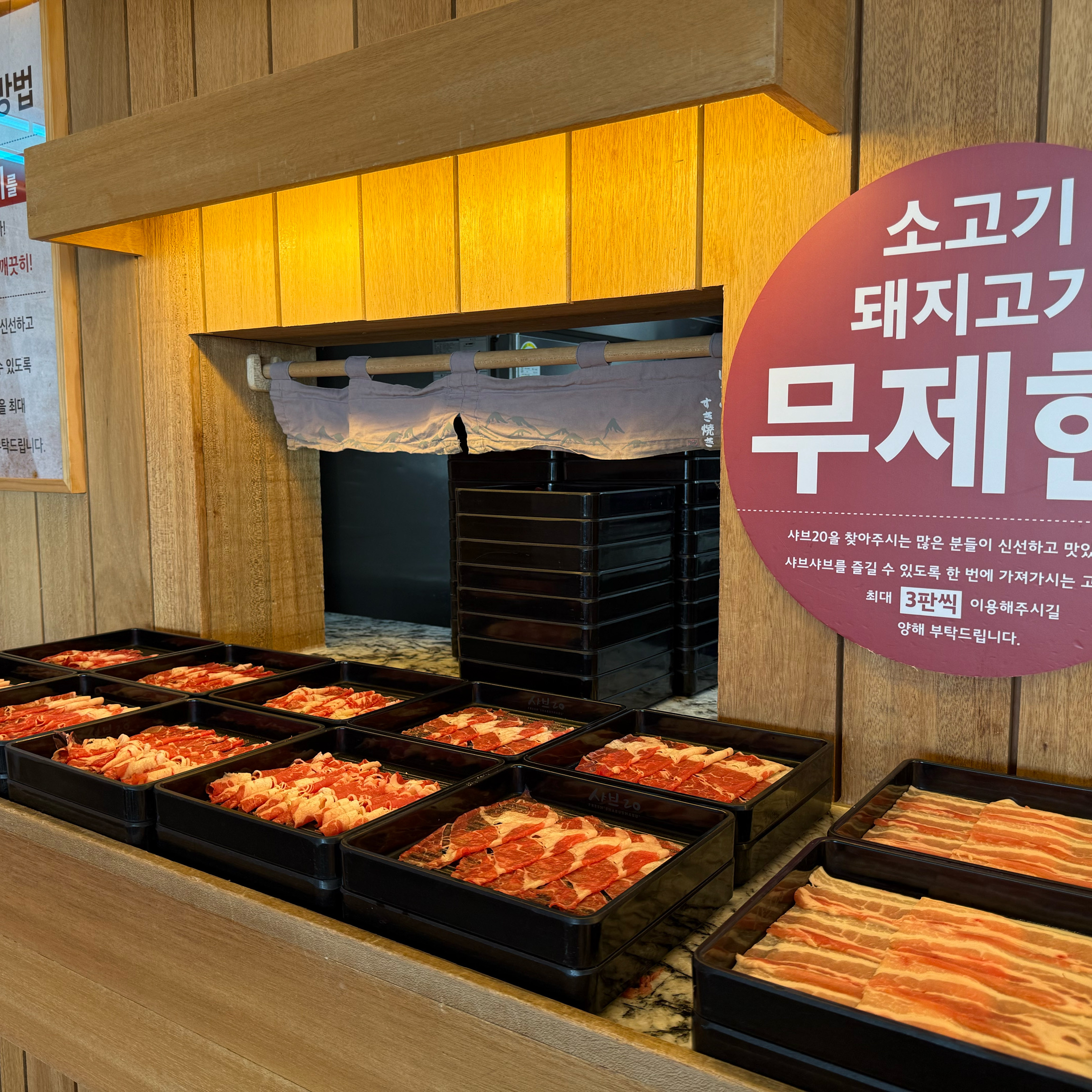 아기와 함께 방문했는데 경사로가 잘 되어있어 유모차 끌기에도 좋았고, 아기의자도 필요한지