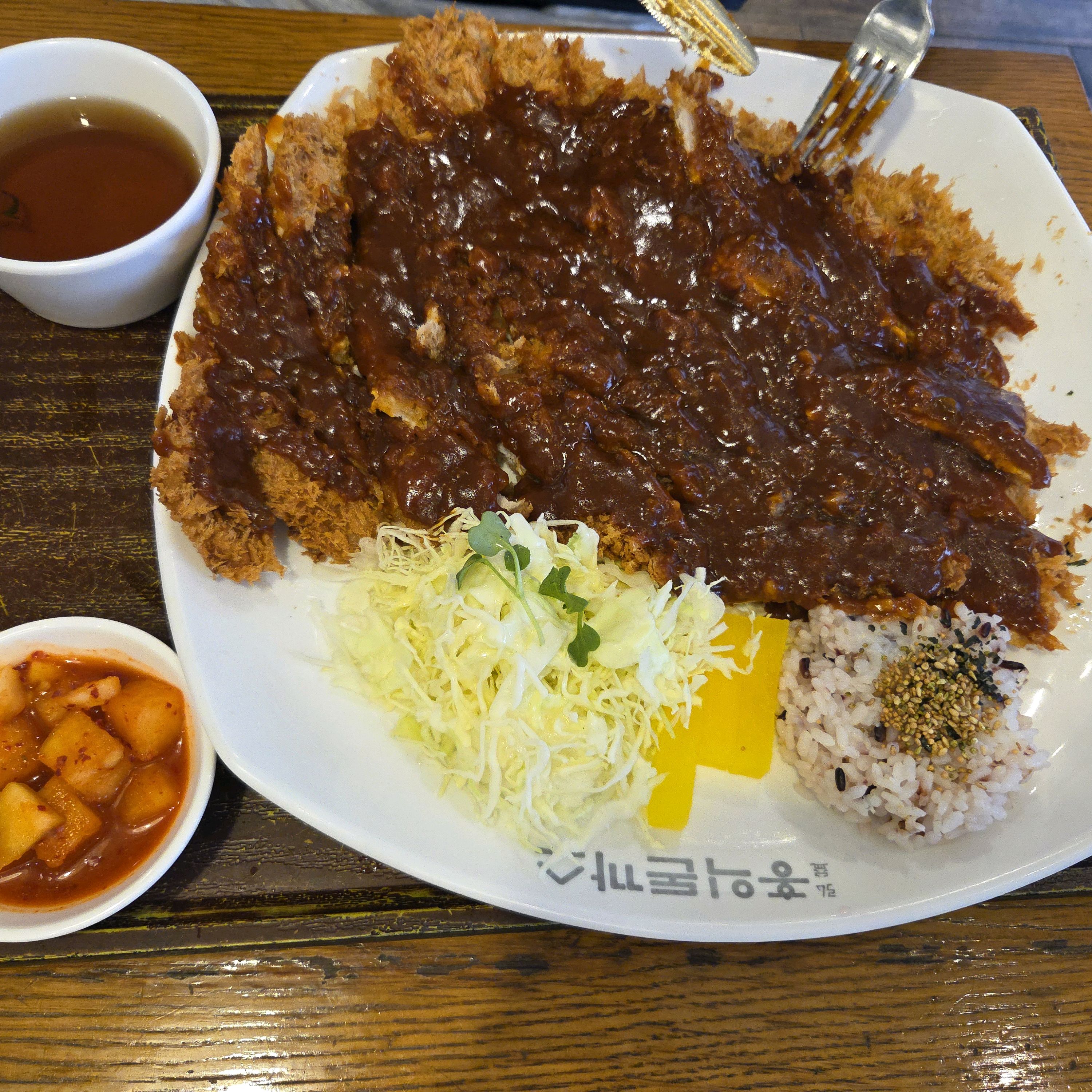 늘 사람많은 곳 양에 놀라고 - 부산 대연동 맛집 홍익돈까스 부산대연점