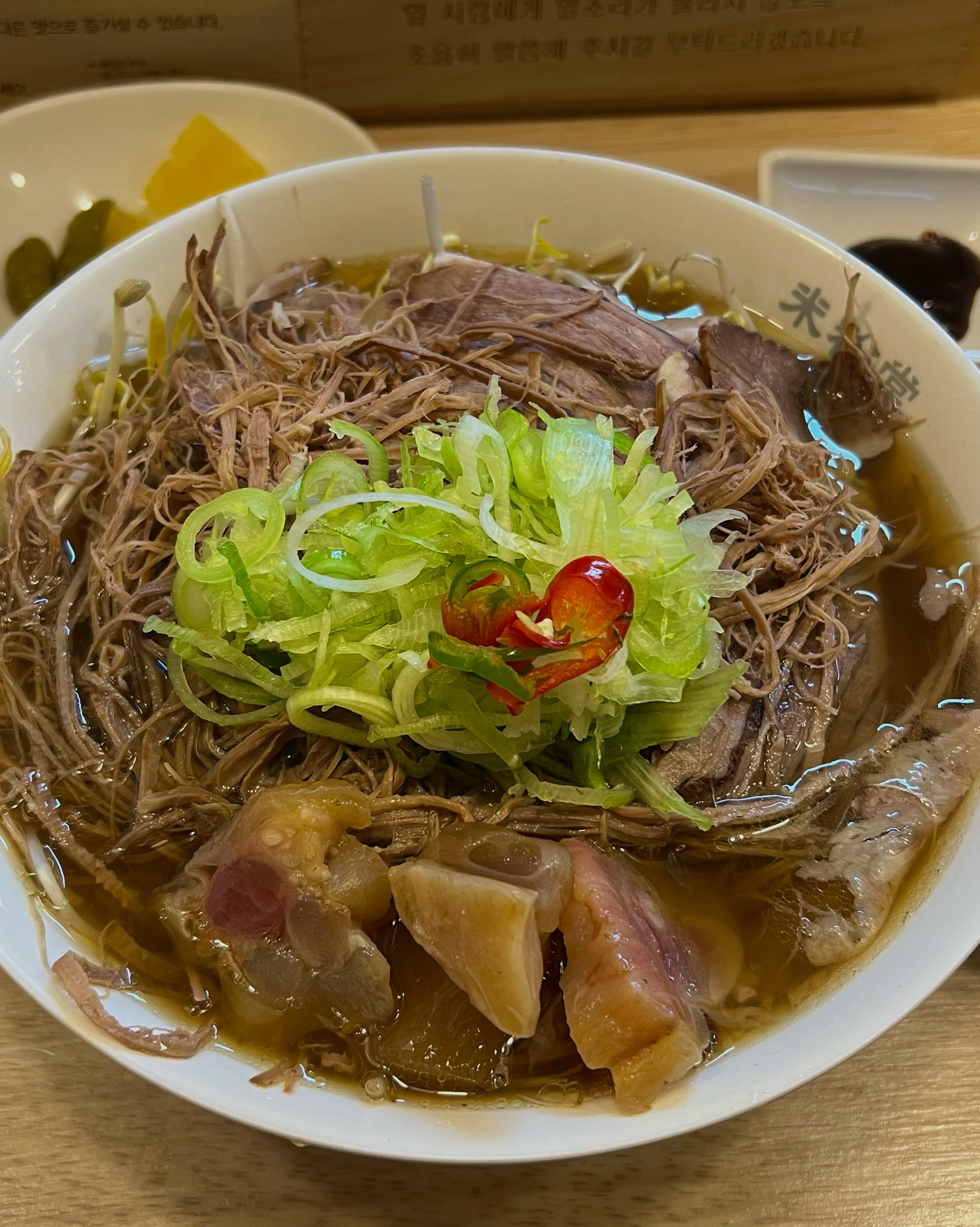 쌀국수 맛집이라고 친구한테 많이 들어왔던 미분당에 왔습니다!! 차돌박이랑 양지랑 힘줄이 든