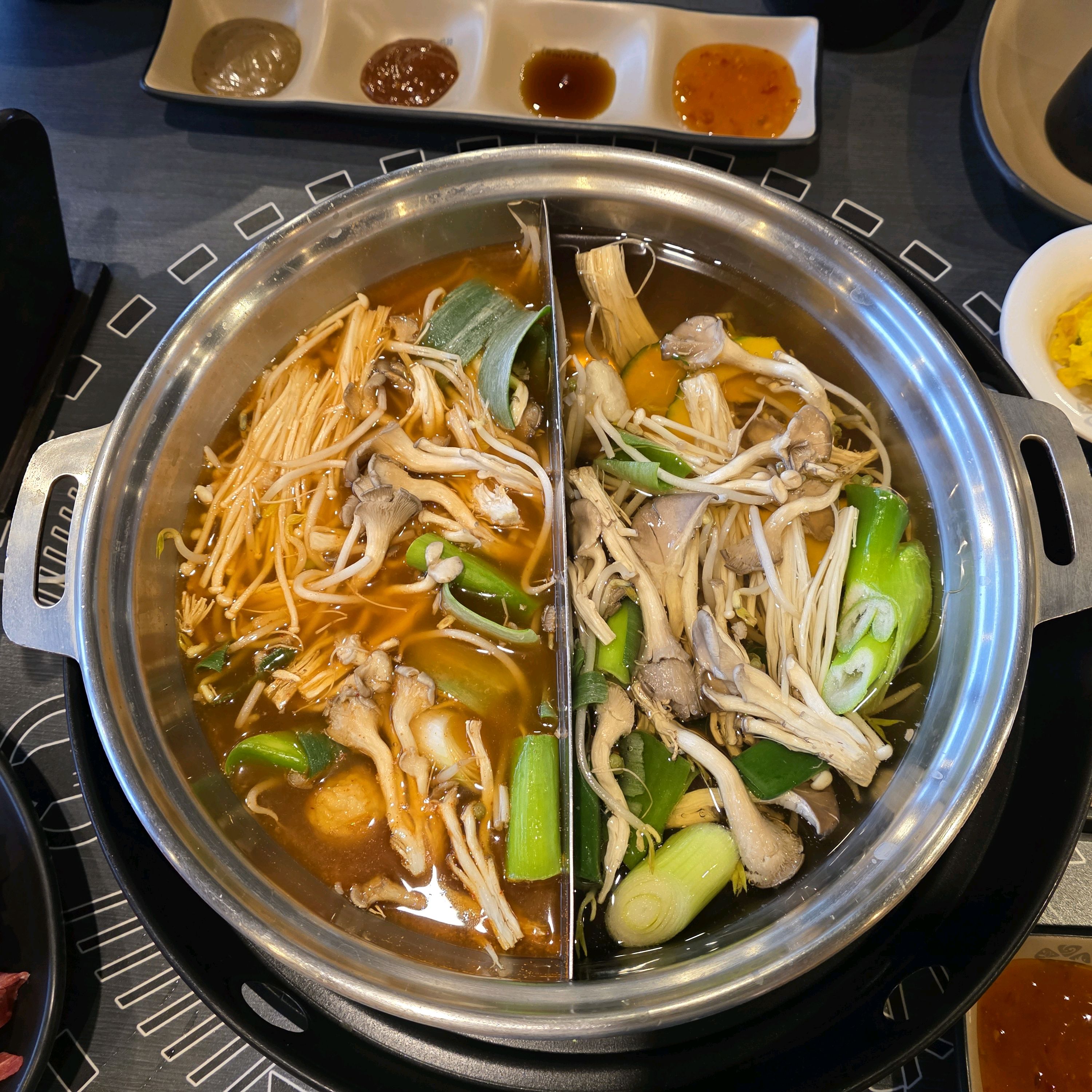 두번째 방문이예요 착한가격에 야채 신선하고 고기 쌈 너무맛있어요 칼국수랑만두에 수제비먹