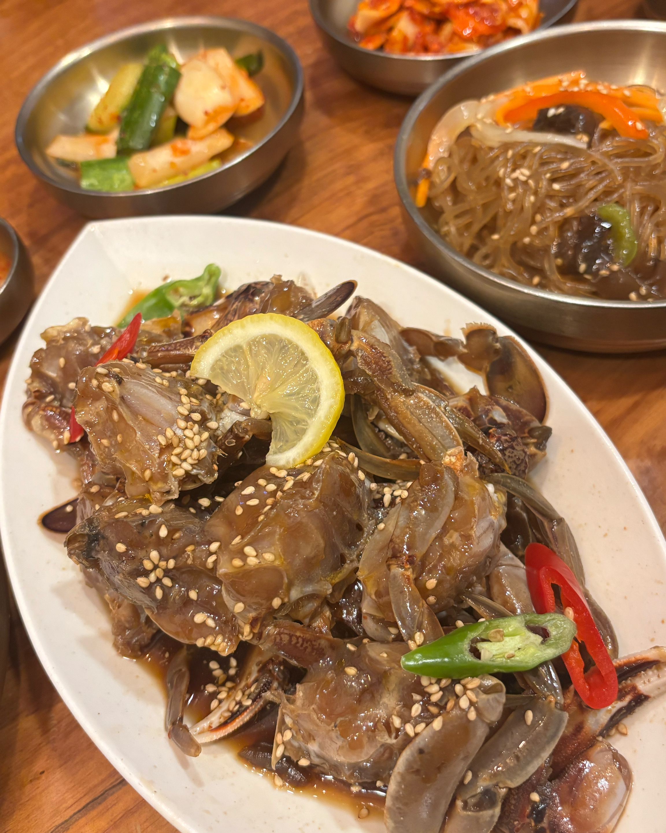 명동관은 전반적으로 깔끔하고 정갈한 분위기였어요. 한식당 특유의 포근함과 세련미가 동시에