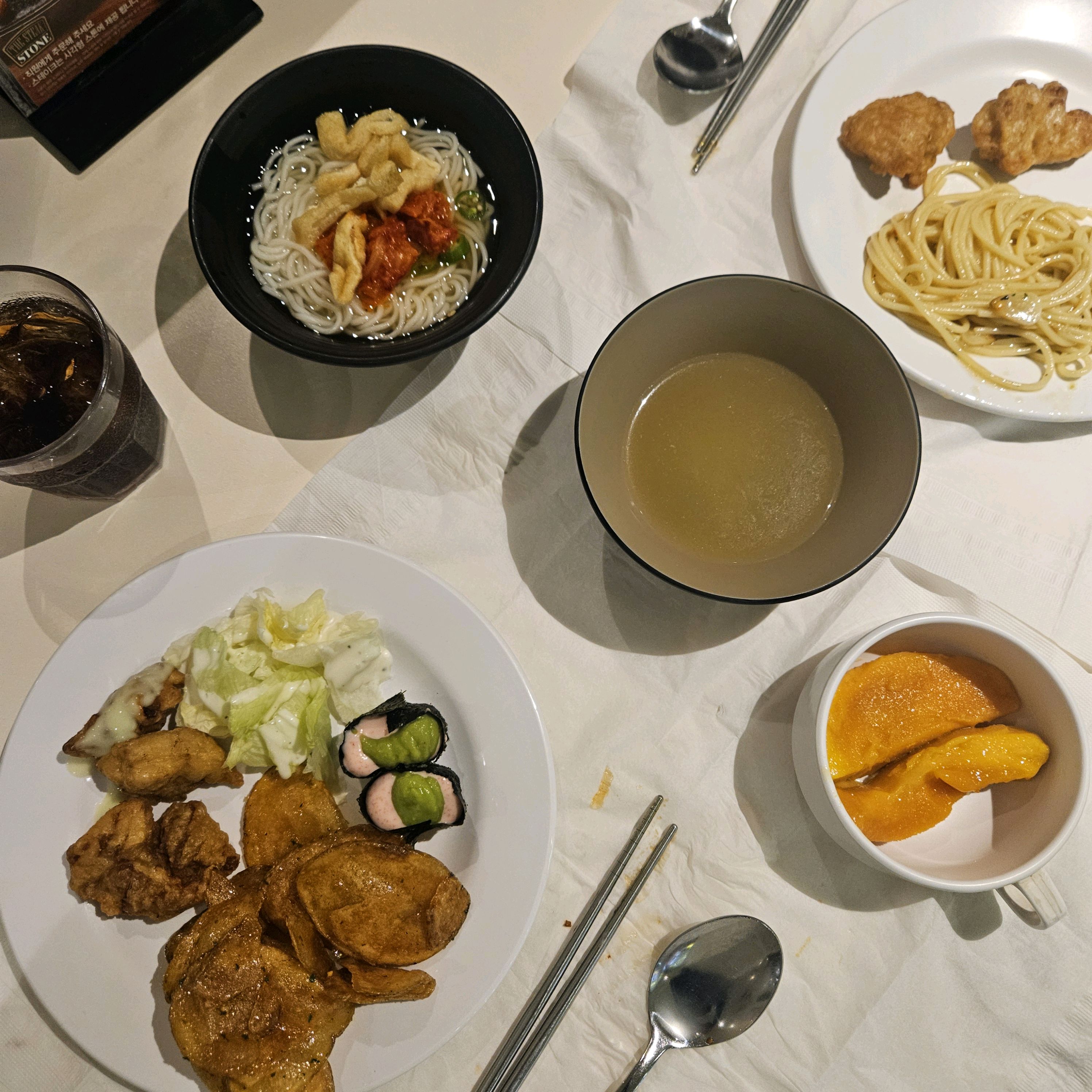 이번에 치킨 시즌이래서 와봤어요! 주말이라 사람이 많지만 12시 근처로 예약없이 입장했습니