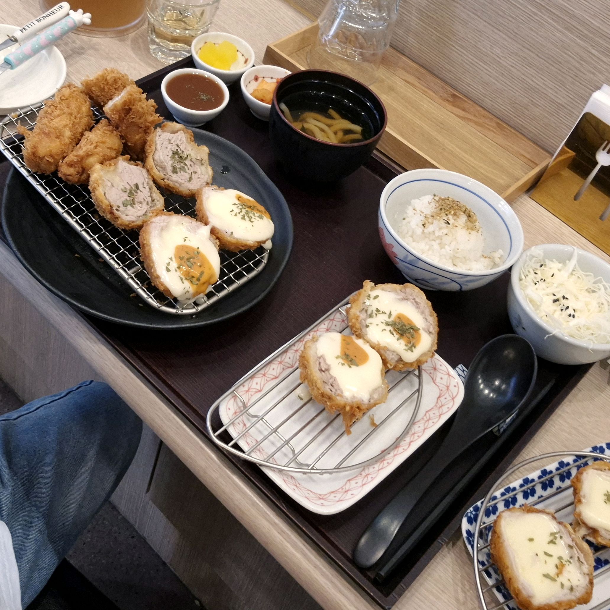 돈카츠 맛있네요. 튀김도 맘에 드는 정도로 바삭하고 등심 돈카츠는 고기가 부드럽게 적당히