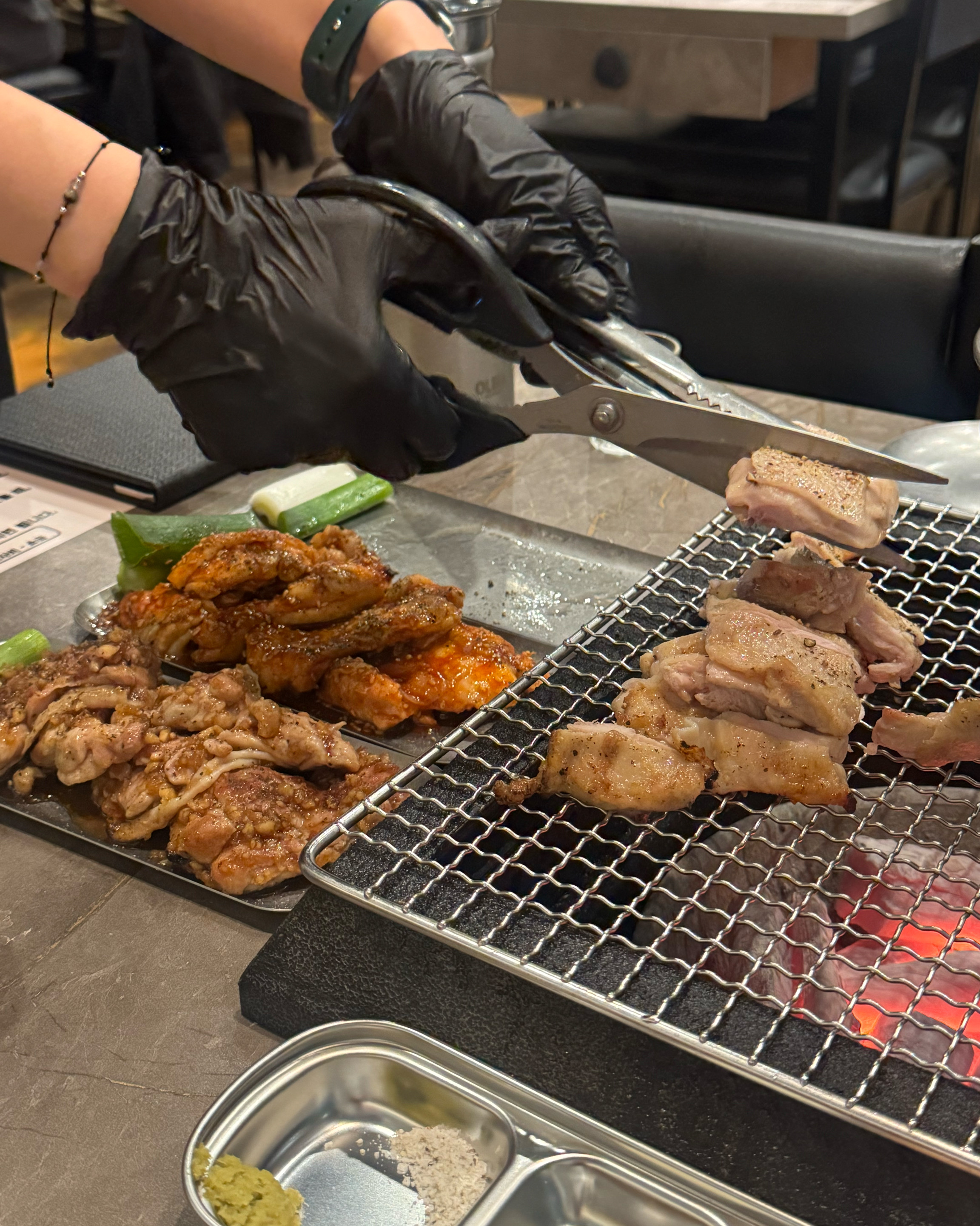 닭구이 너무 부드럽고 맛있어요 ❤🐷️ 양념도 다 맛있구, 서비스로 주시는 순두부찌개도 짱맛