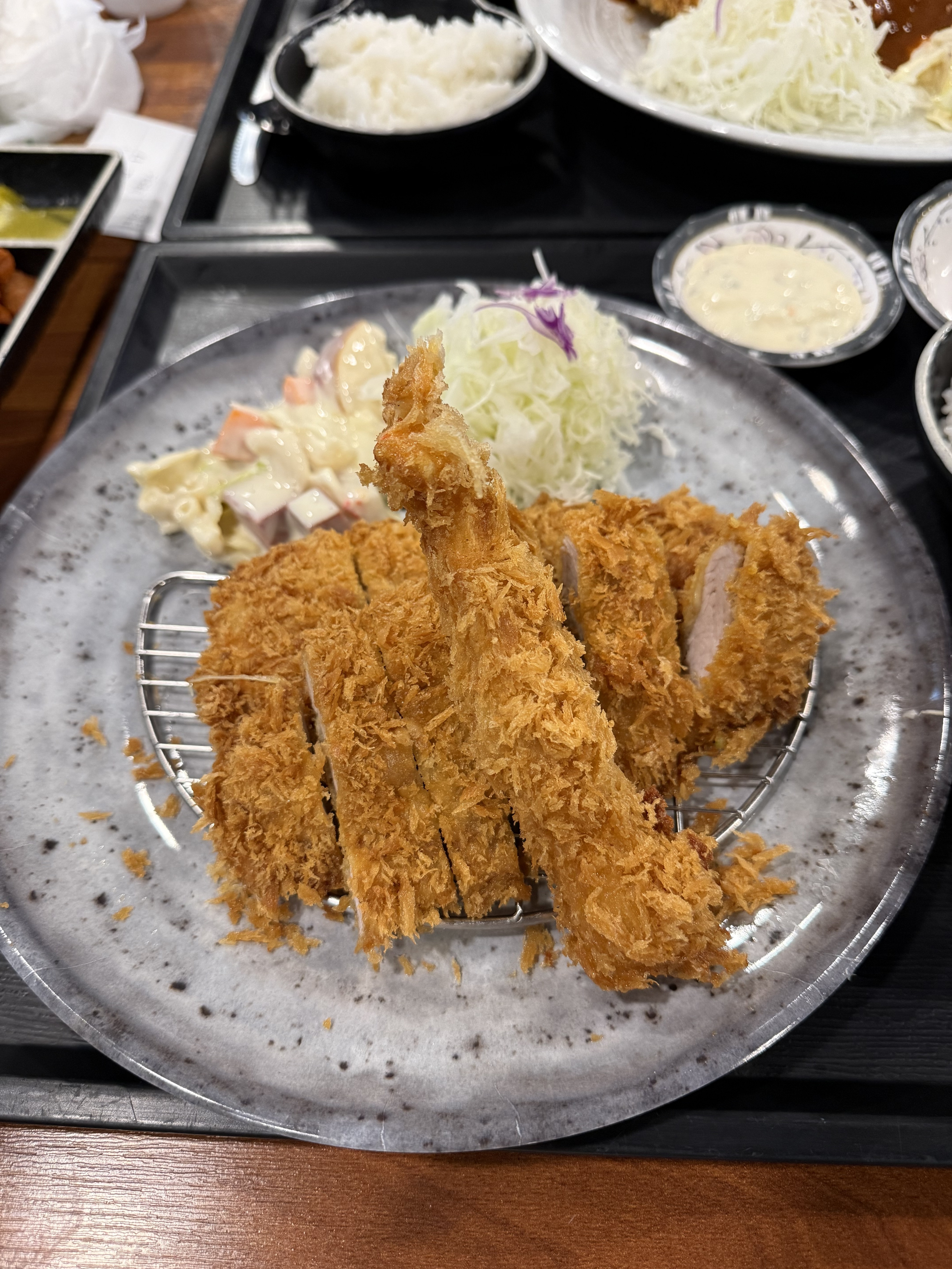 길 지나가다 들른 돈까스집인데 성북동 돈까스랑 돈까스 정식 먹었는데 진짜 맛있었어요. 식사