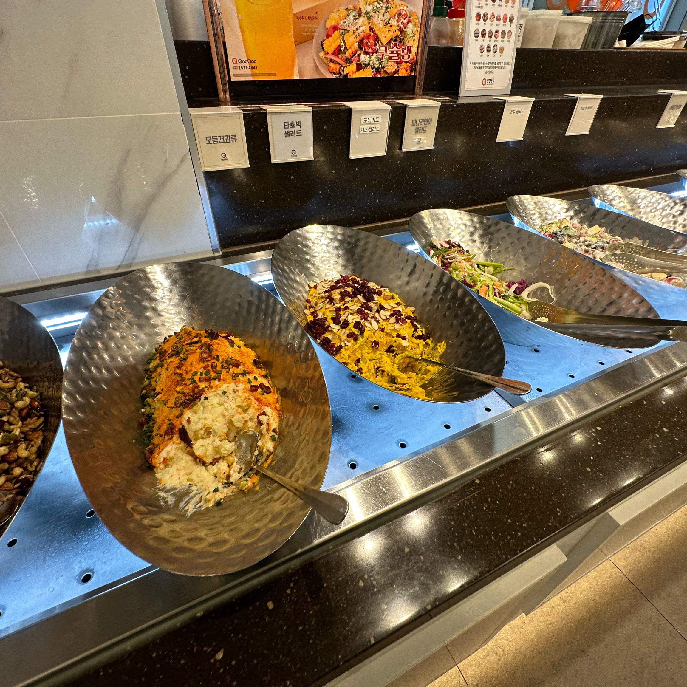 매장도 넓고 깔끔해요. 다른음식들도 맛있지만 초밥이 신선하고 밥보다 생선이 두툼해서 좋았어