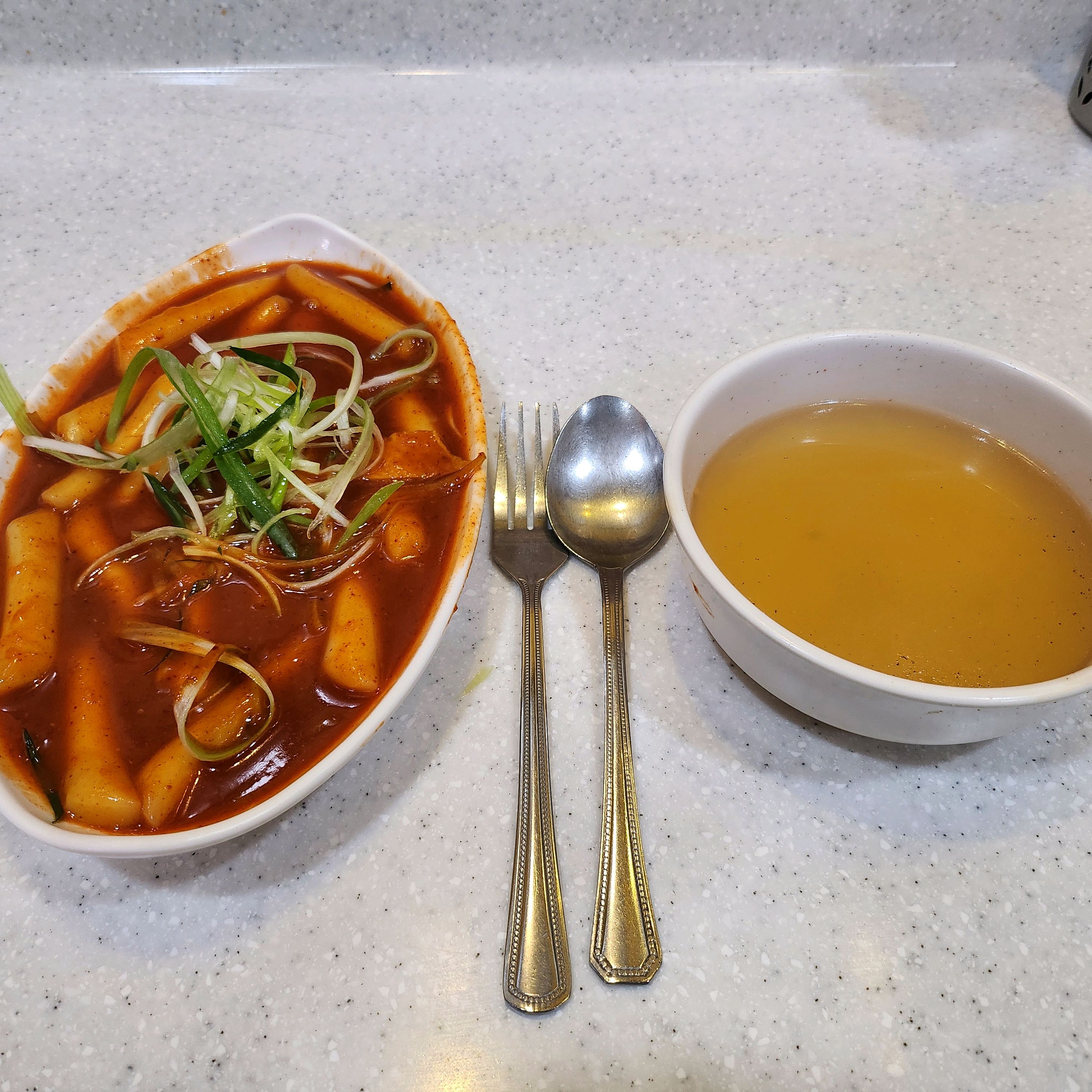 인천 3대 떡볶이라는 말이 무색하지 않아요! 달지 않고 감칠맛이 있어요. - 인천 맛집 모녀떡볶이