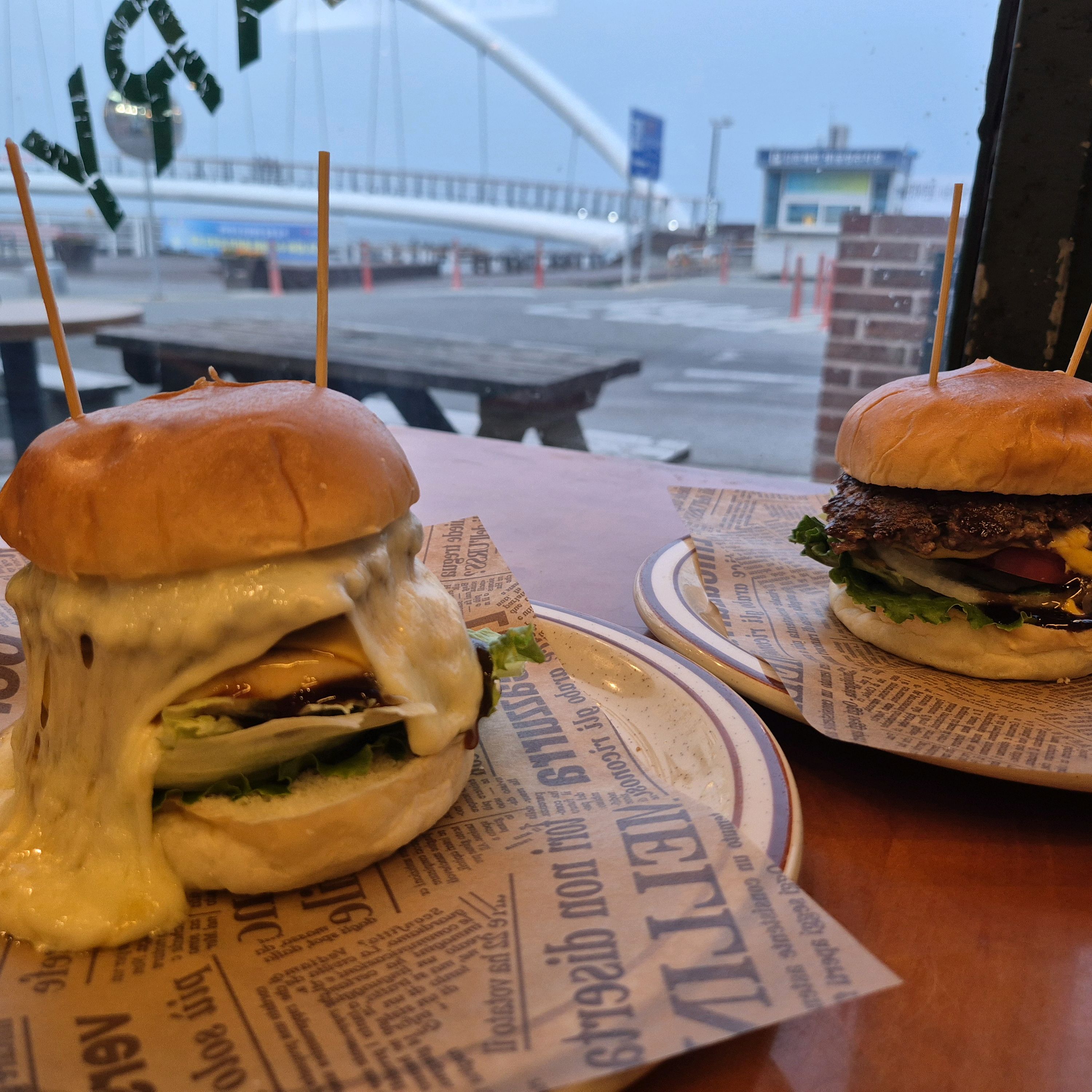 폴버거탕 모쩌렐라치즈버거 먹었는데 - 경포대 맛집 카페폴앤메리