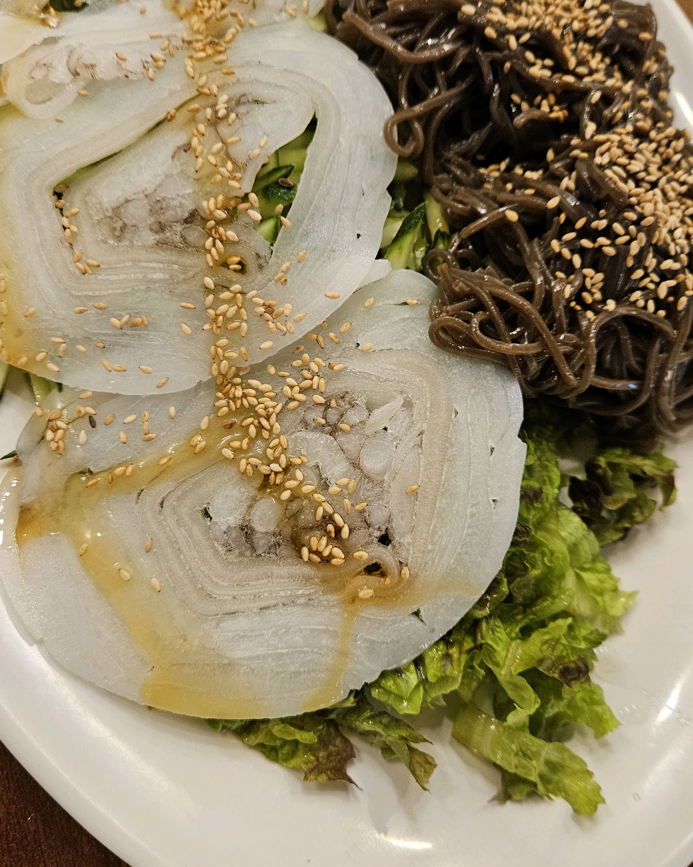 한치가 얇아서 면먹다가 너무맛있게 쫙쫙 입에 붙어서 좋았습니다 - 천호동 맛집 부산한치모밀