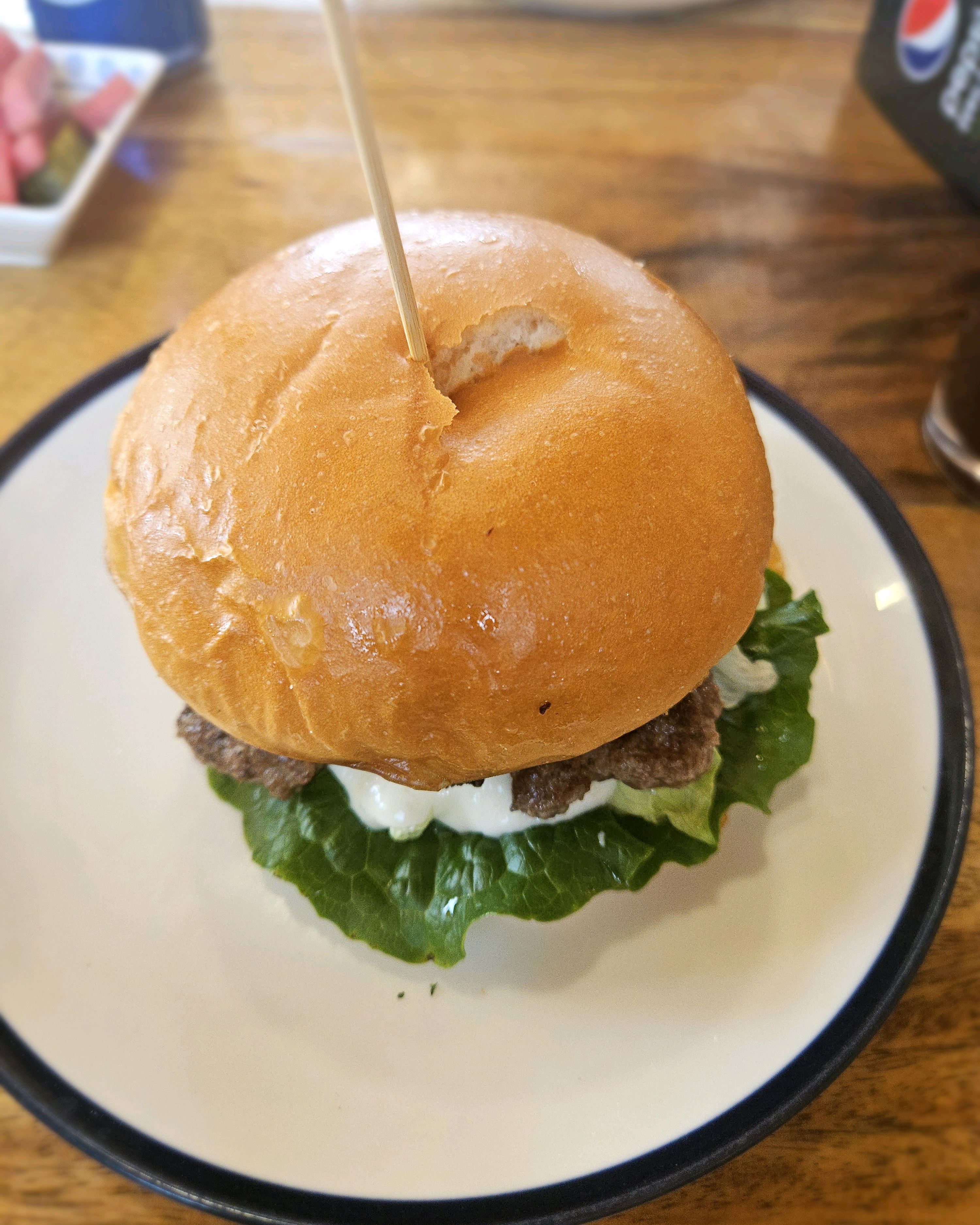 오늘 처음 방문한 곳인데 수제 햄버거의 맛있는 패티맛을 느낄수 있었어요. 주차하기 편하고